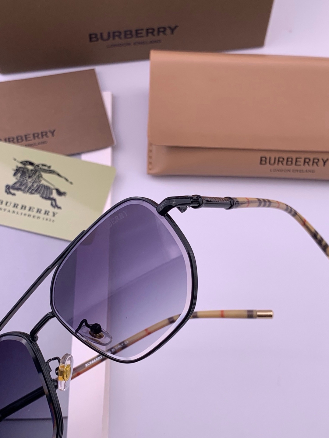 BURBERRY 巴宝莉 男士太阳眼镜 🕶🕶正版蛤蟆 太阳镜💋💋👣👣  高品质 不挑脸 火的狠 🍁🍁💯💯