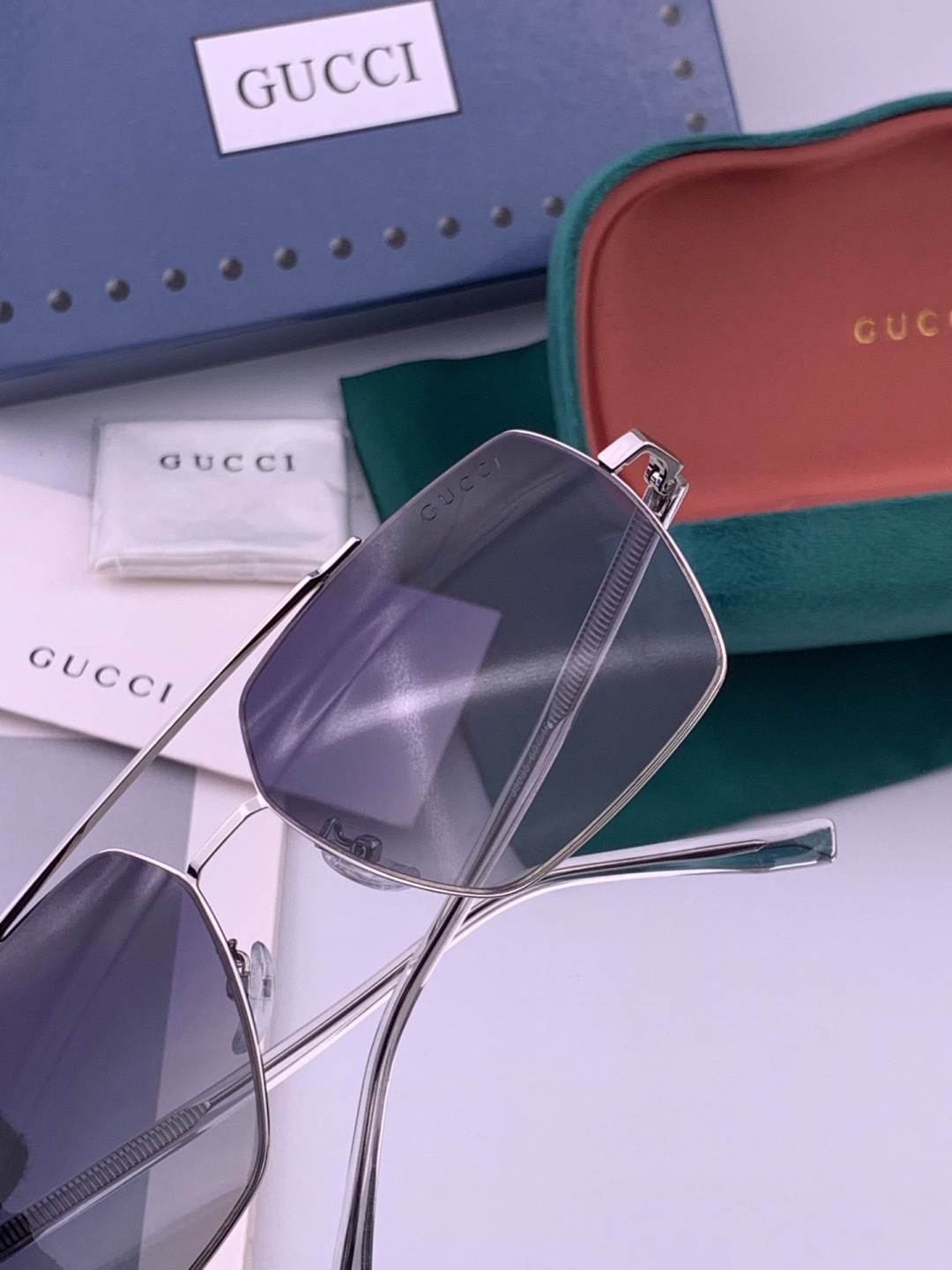 Gucci 男款炫彩飞行员偏光太阳镜 ❤️材质：高清尼龙加厚卡槽高清偏光镜片 🌹无边框镜架💕颜👍型号：G