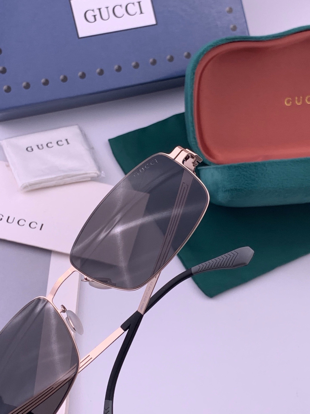 GUCCI 男款炫彩飞行员偏光太阳镜 ❤️材质：高清尼龙加厚卡槽高清偏光镜片 🌹无边框镜架💕颜👍型号：G