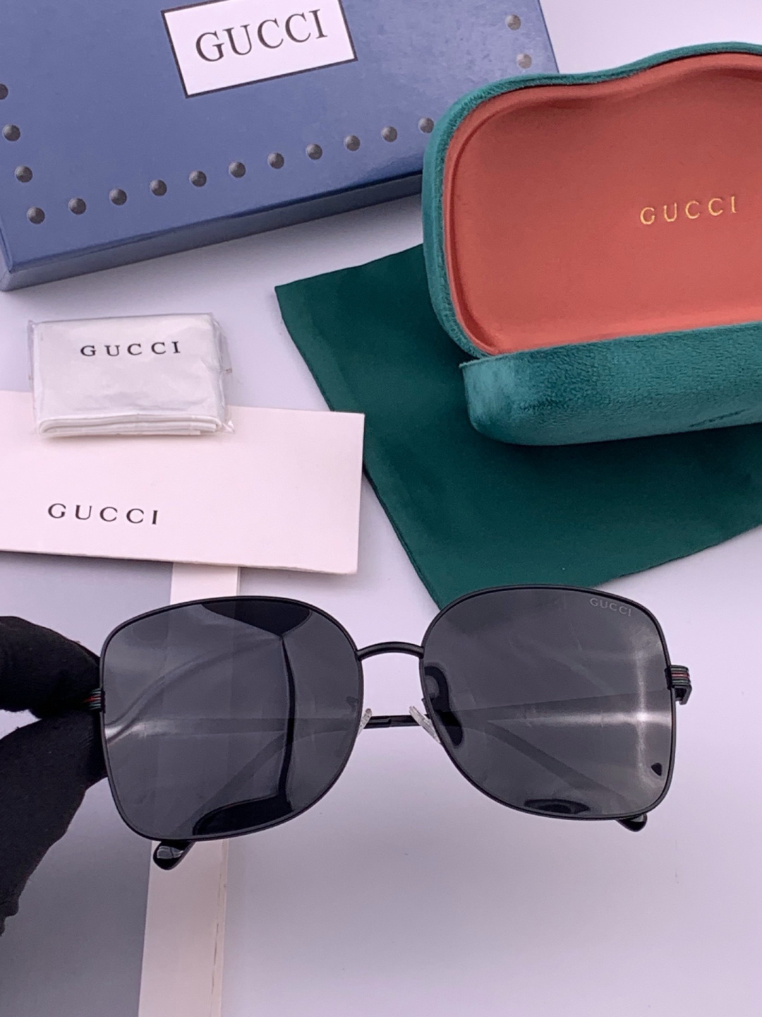 GUCCI 开春新款 最新款方框太阳镜 各路网红纷纷带起气场满分‼️ 俏皮甜美.上脸效果更佳.金属质感超