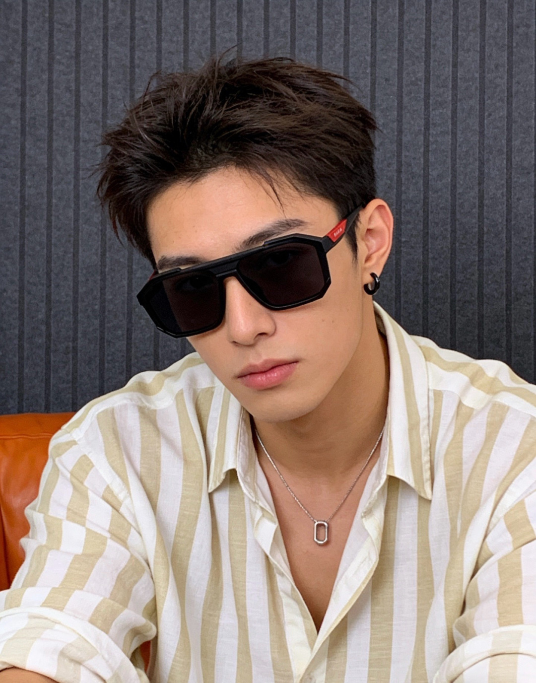 NO:927155,65 Prada square frame polarized sunglasses. The sunglasses have a classic square frame design, which does not matter the shape of your face. It looks very elegant whether paired with a coat or a dress. It prevents ultraviolet rays. Model model 1516 glasses, sunglasses, sunglasses, glasses, prada, skirts1986090965 普拉达 方框偏光太阳镜墨镜经典的方框设计,不挑脸型,无论搭配大衣还是连衣裙都非常显气质 预防紫外线 型号型号1516眼镜墨镜太阳镜,眼镜,prada,skirts,glasses