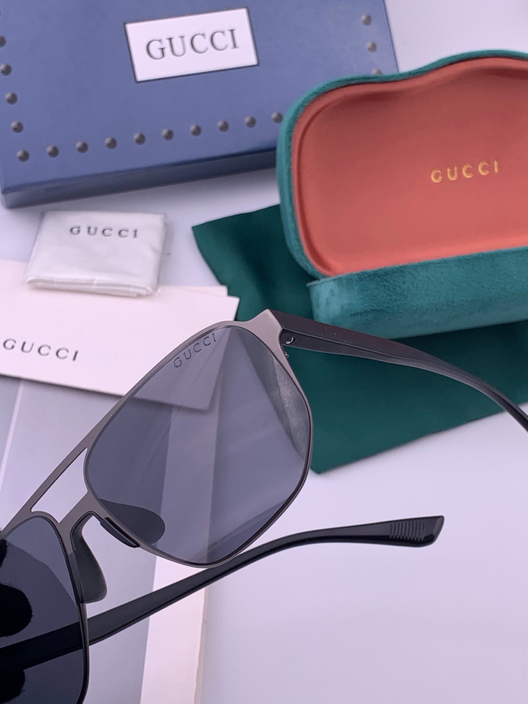 GUCCI 男款炫彩飞行员偏光太阳镜 ❤️材质：高清尼龙加厚卡槽高清偏光镜片 🌹无边框镜架💕颜👍型号：G2807