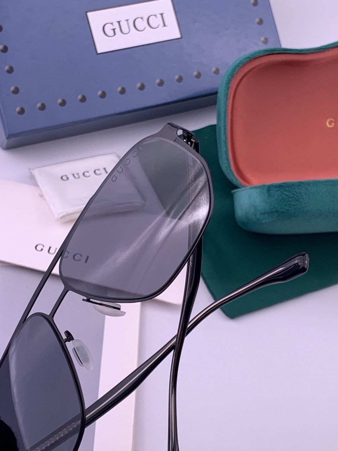 GUCCI 男款炫彩飞行员偏光太阳镜 ❤️材质：高清尼龙加厚卡槽高清偏光镜片 🌹无边框镜架💕颜👍型号：G3380