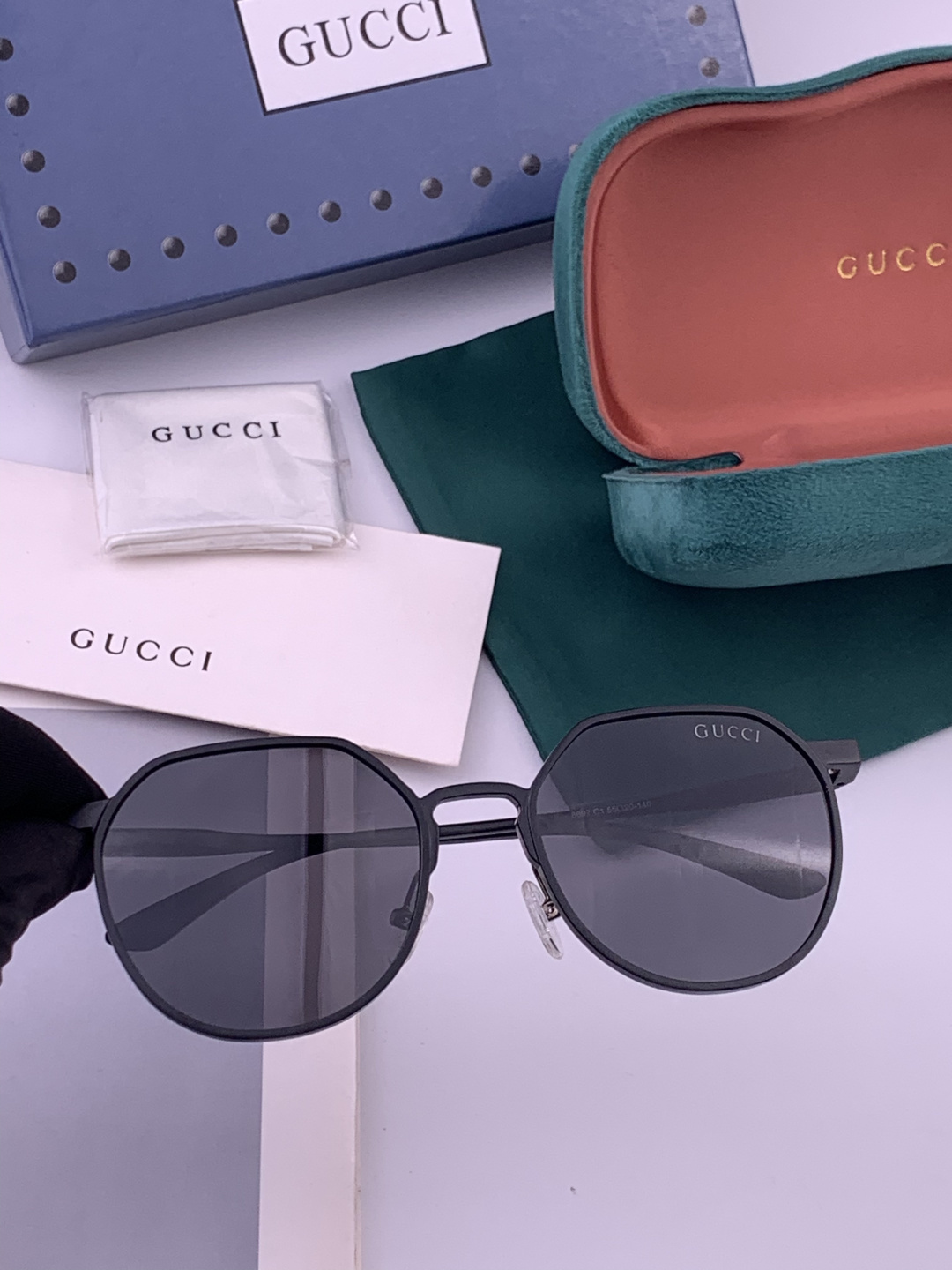GUCCI-新款情侣款偏光太阳镜、完美品质，独特设计 高品质  高档哑色男仕太阳镜 铝镁材质的镜架超轻还防汗腐蚀〽️ 适