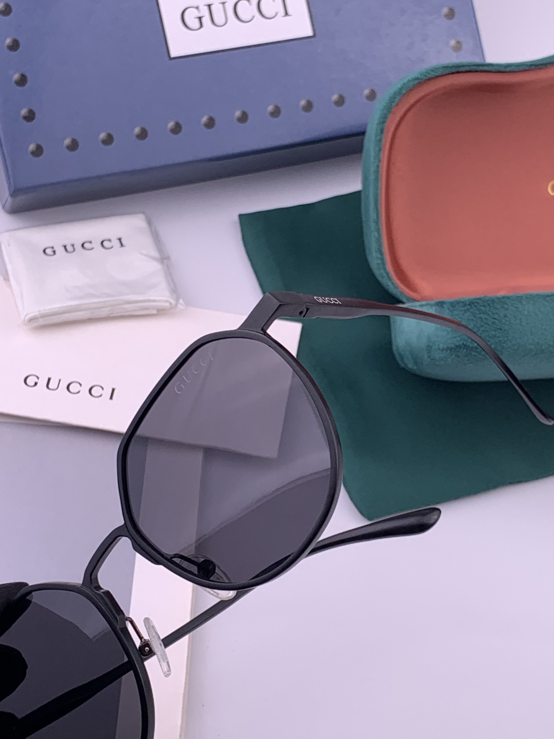 GUCCI-新款情侣款偏光太阳镜、完美品质，独特设计 高品质  高档哑色男仕太阳镜 铝镁材质的镜架超轻还防汗腐蚀〽️ 适