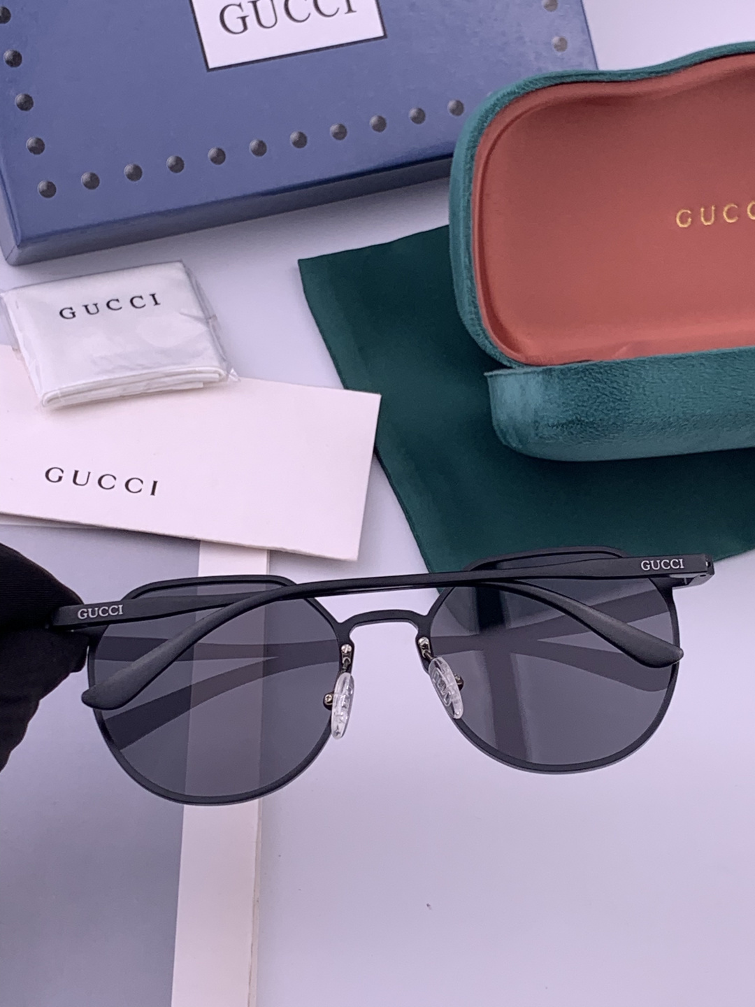 GUCCI-新款情侣款偏光太阳镜、完美品质，独特设计 高品质  高档哑色男仕太阳镜 铝镁材质的镜架超轻还防汗腐蚀〽️ 适