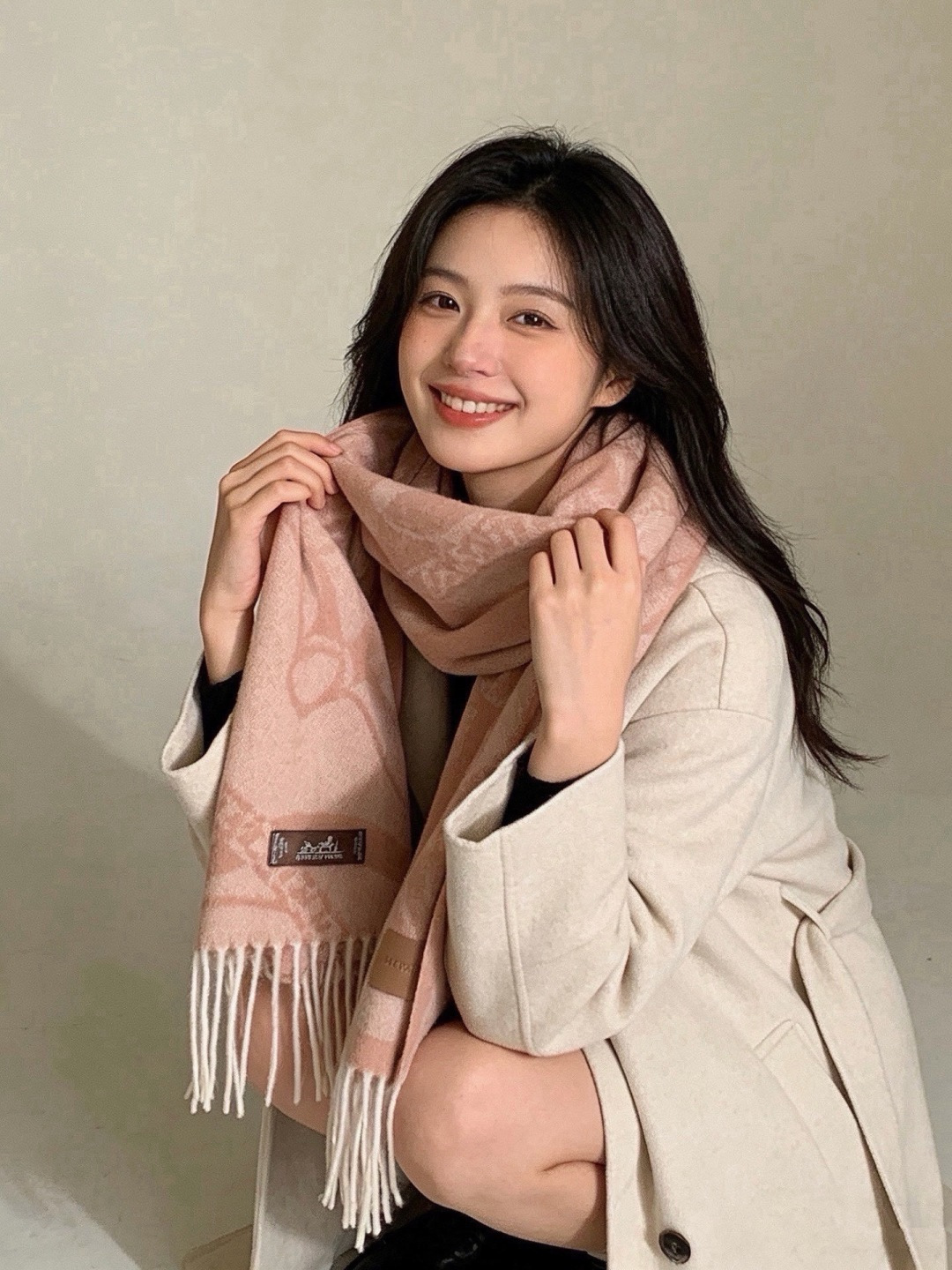 爱马仕👍巴黎时装展商务男士女士羊绒围巾。代工厂臻选上乘的超细羊绒纤维 进行纯手工精梳处理 耗时耗力 再以清泉水浸泡涤荡 