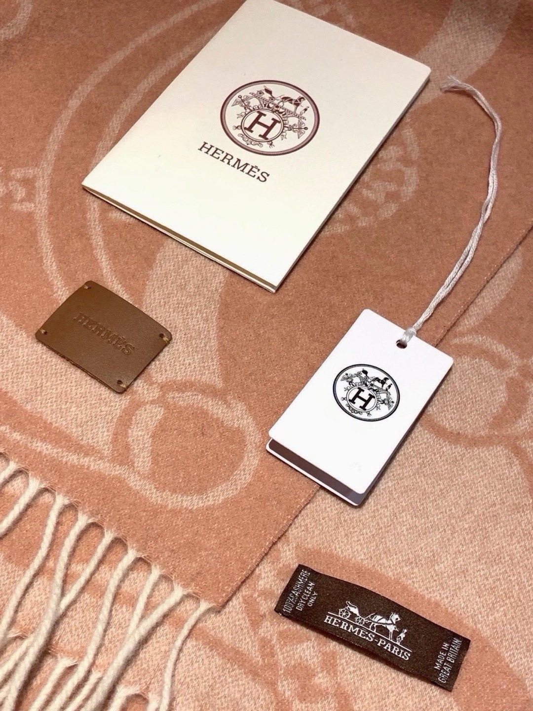 爱马仕👍巴黎时装展商务男士女士羊绒围巾。代工厂臻选上乘的超细羊绒纤维 进行纯手工精梳处理 耗时耗力 再以清泉水浸泡涤荡 