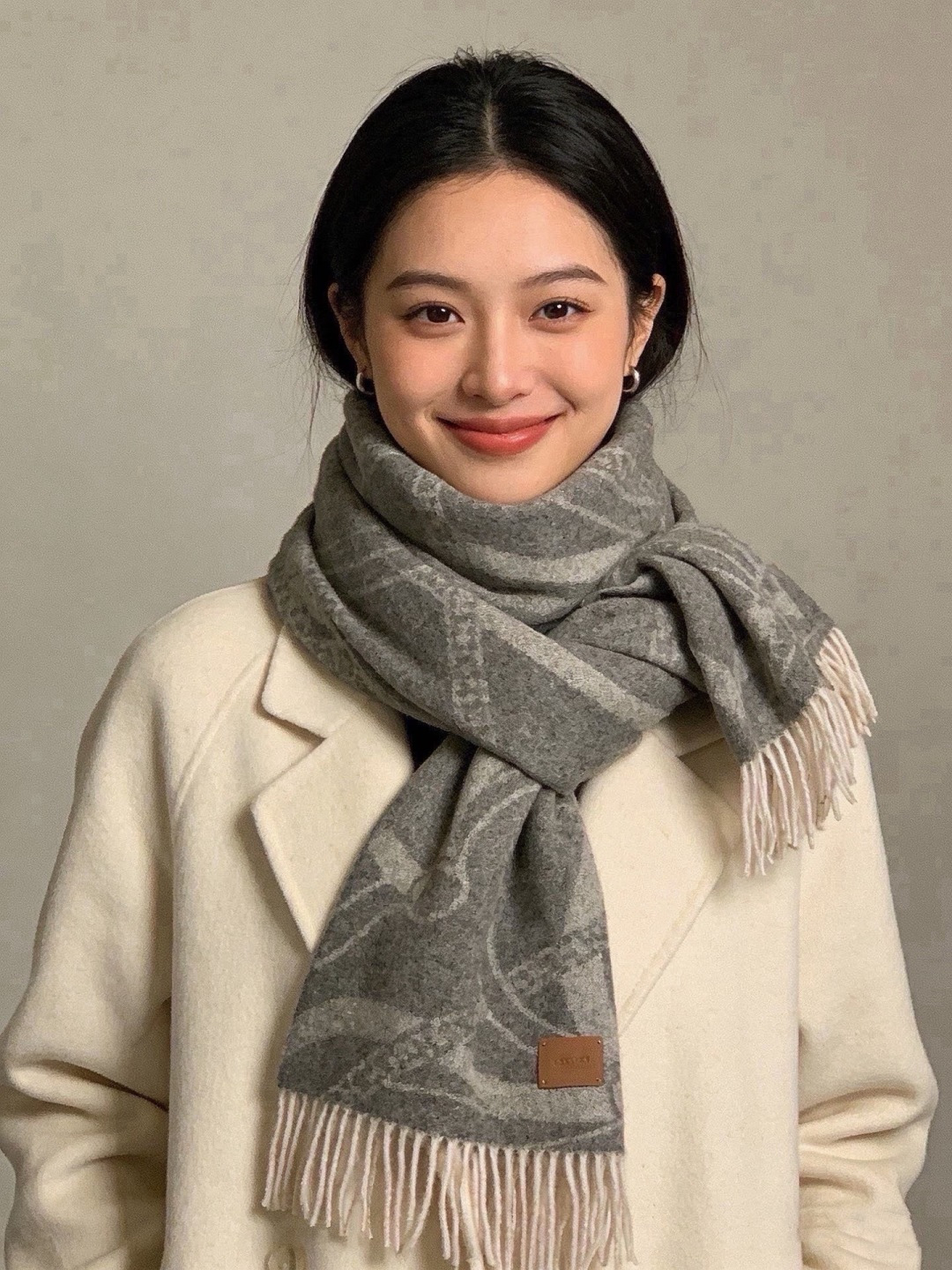 爱马仕👍巴黎时装展商务男士女士羊绒围巾。代工厂臻选上乘的超细羊绒纤维 进行纯手工精梳处理 耗时耗力 再以清泉水浸泡涤荡 