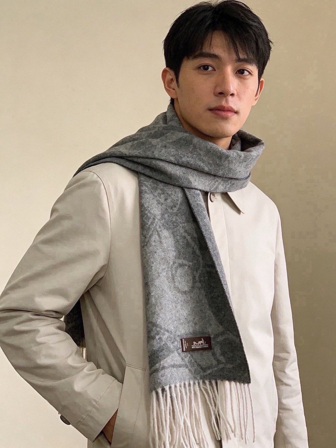 爱马仕👍巴黎时装展商务男士女士羊绒围巾。代工厂臻选上乘的超细羊绒纤维 进行纯手工精梳处理 耗时耗力 再以清泉水浸泡涤荡 