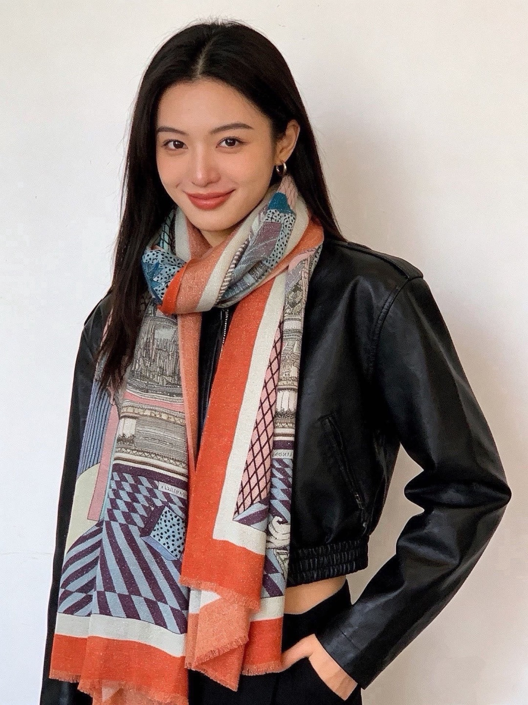 会发光发亮的围巾 爱马仕 专柜同步 买了都说好看羊绒印花‼️推荐💕顶级工艺超值‼️爱马仕专柜爆款🎁🎁羊绒方巾💟立体呈现图