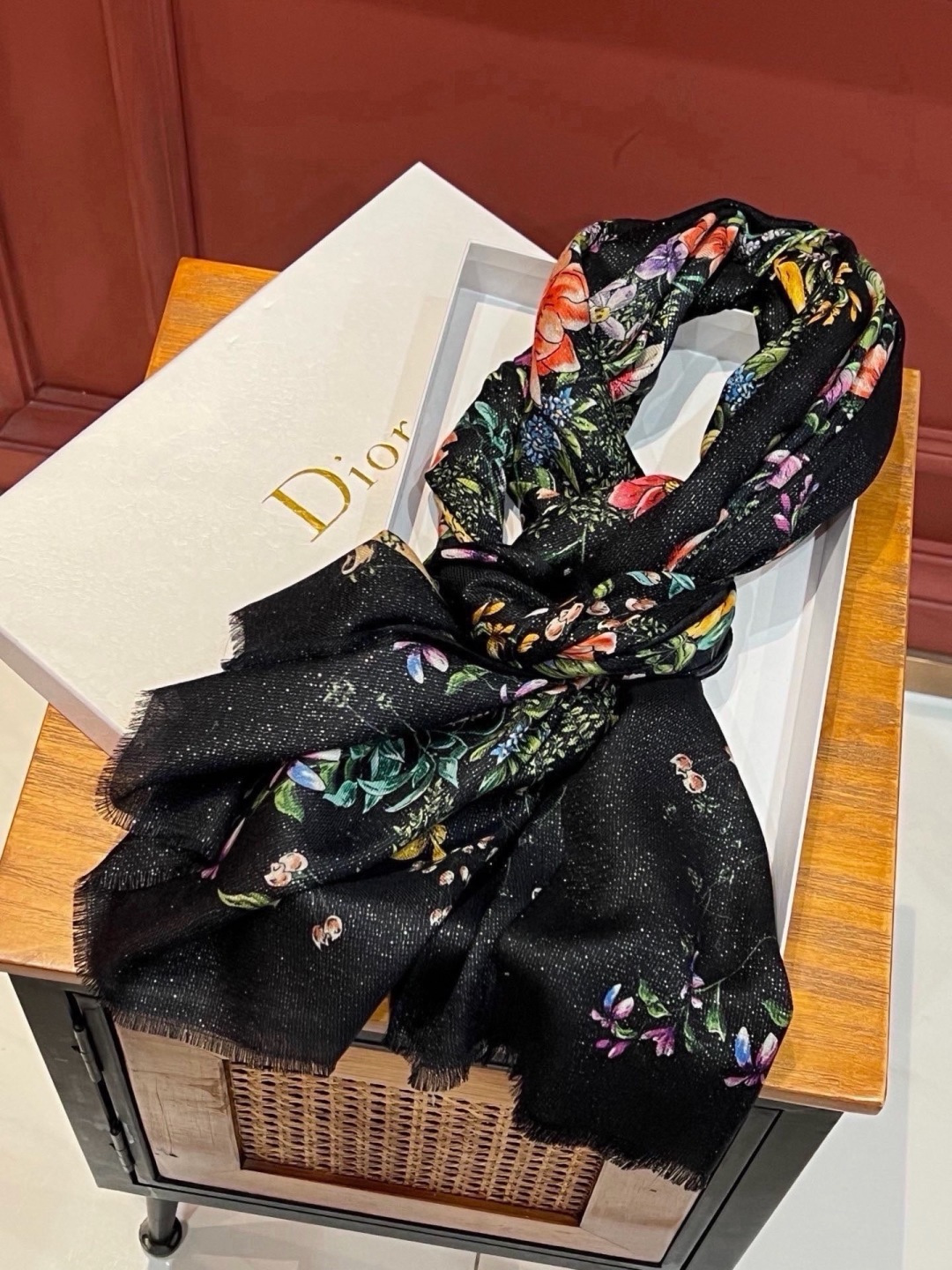 会发光发亮的围巾💃🏻💃🏻D家【D花香明媚】‼️抢‼️VIP推荐 ‼️👍下手一定要快【高端 大爱 ‼️纯羊绒 婴儿触感舒服