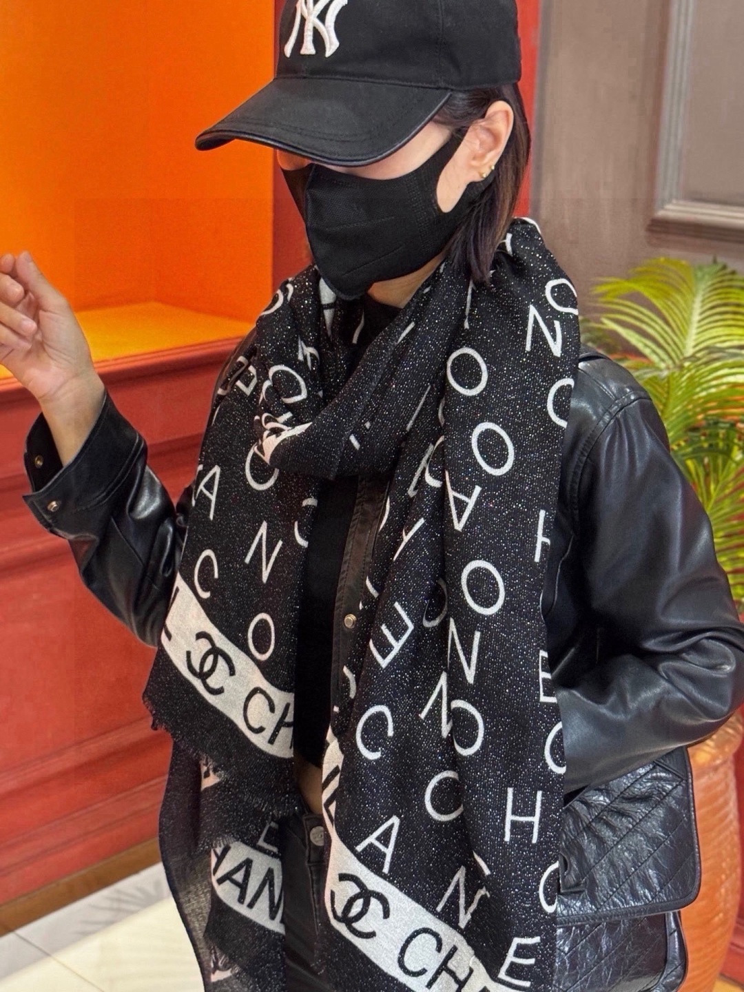 上新🌟  会发光发亮的围巾 💄💋新款客供银线💖羊绒面料长巾 😘美翻了[流泪]【银线双C图案】御用殿堂级极‼️新款专柜在售
