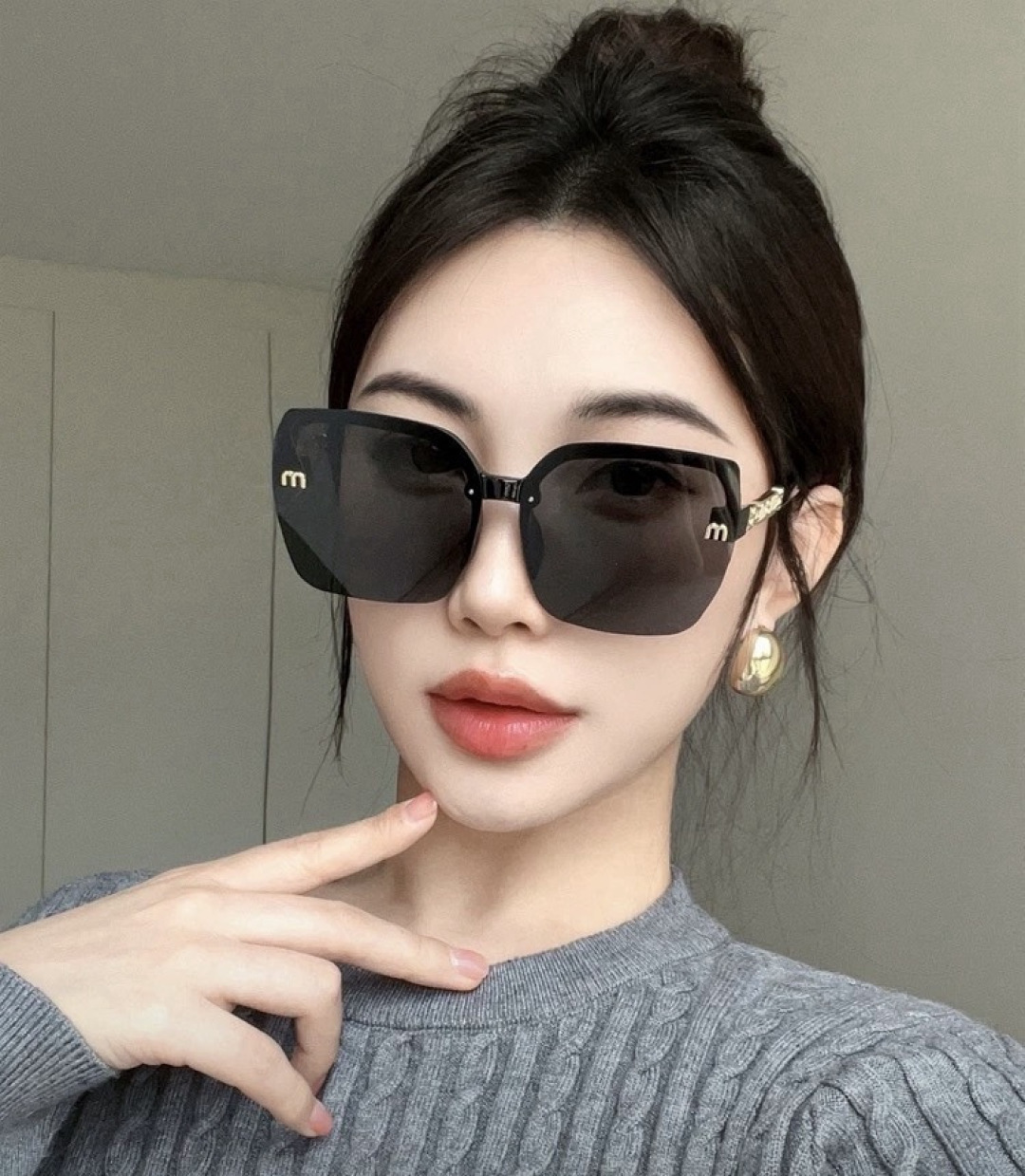 NO:947795,MIUMIU/Miumiu's new spring style shines on the stage. Trendy sunglasses. Exquisite personalized design, simple and fashionable. Counter quality is worth owning. Absolutely trendy. Fashion items that enhance personal taste. Model M4304 glasses, sunglasses, sunglasses, glasses, miumiu19860909MIUMIU/缪缪开春新款闪耀新款璀璨登台 太阳镜潮品 精致个性设计简约时尚 专柜品质值得拥有 绝对潮爆 提升个人品味的时尚单品 型号M4304眼镜墨镜太阳镜,眼镜,miumiu,glasses