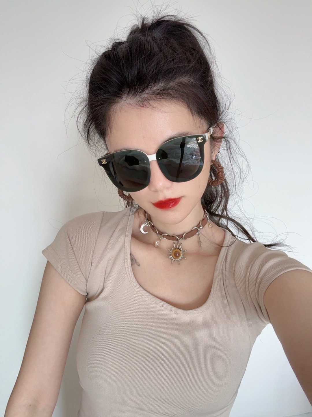 NO:947770,Chanel large frame sunglasses, classic square frame design, no matter the face shape, looks very elegant whether paired with a coat or a dress. Polarized lenses prevent ultraviolet rays. Model CH3620 glasses, sunglasses, sunglasses, glasses, chanel, skirts19860909Chanel大框太阳镜墨镜 经典的方框设计,不挑脸型,无论搭配大衣还是连衣裙都非常显气质偏光镜片预防紫外线 型号CH3620眼镜墨镜太阳镜,眼镜,chanel,skirts,glasses