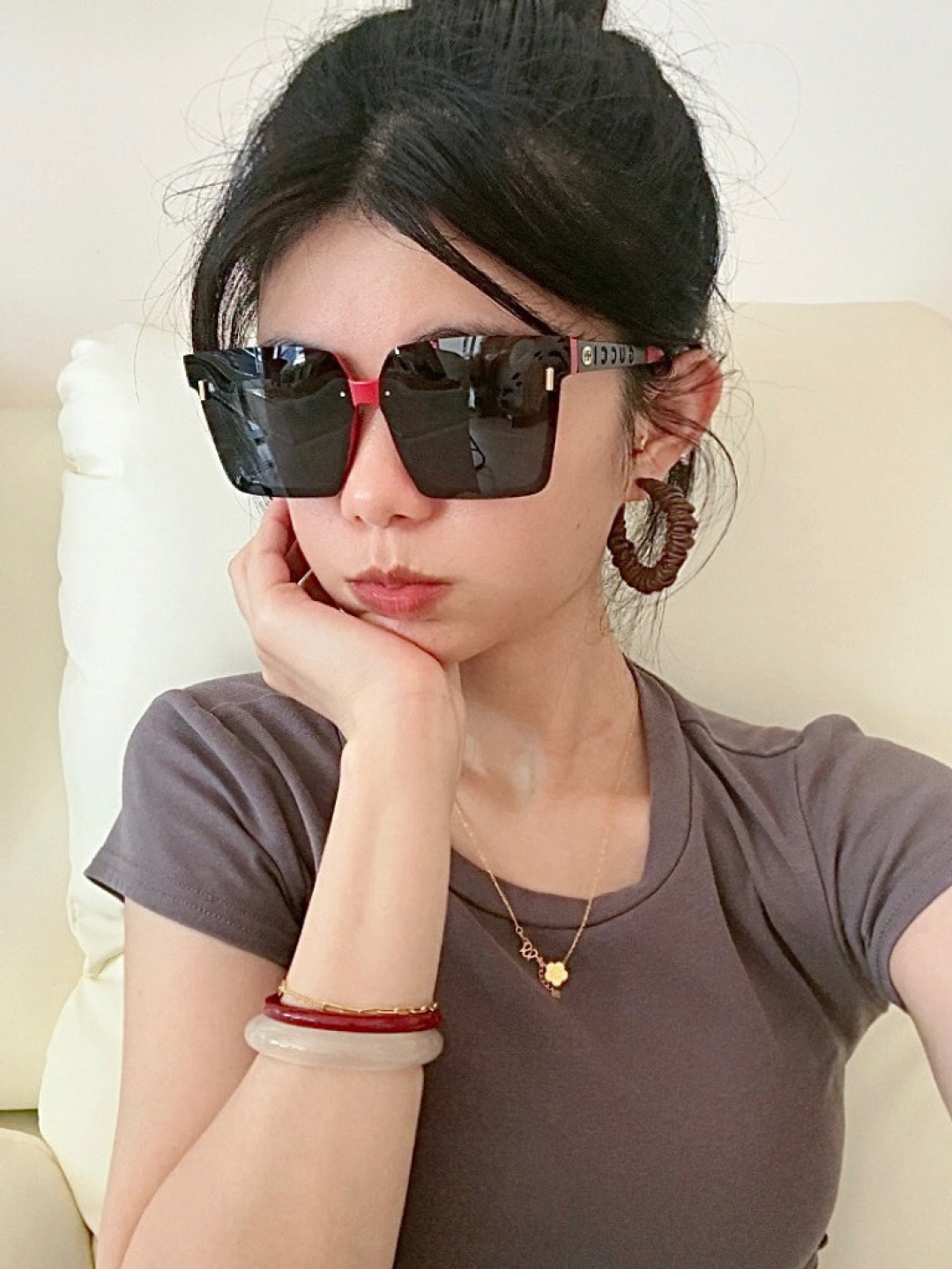 NO:947896,Gucci joint series limited edition classic square frame design, regardless of face shape, looks very elegant whether paired with a coat or a dress. Polarized lenses prevent ultraviolet rays. Model G50195 glasses, sunglasses, sunglasses, glasses, gucci, skirts19860909Gucci联名系列限量版经典的方框设计,不挑脸型,无论搭配大衣还是连衣裙都非常显气质 偏光镜片预防紫外线 型号G50195眼镜墨镜太阳镜,眼镜,gucci,skirts,glasses