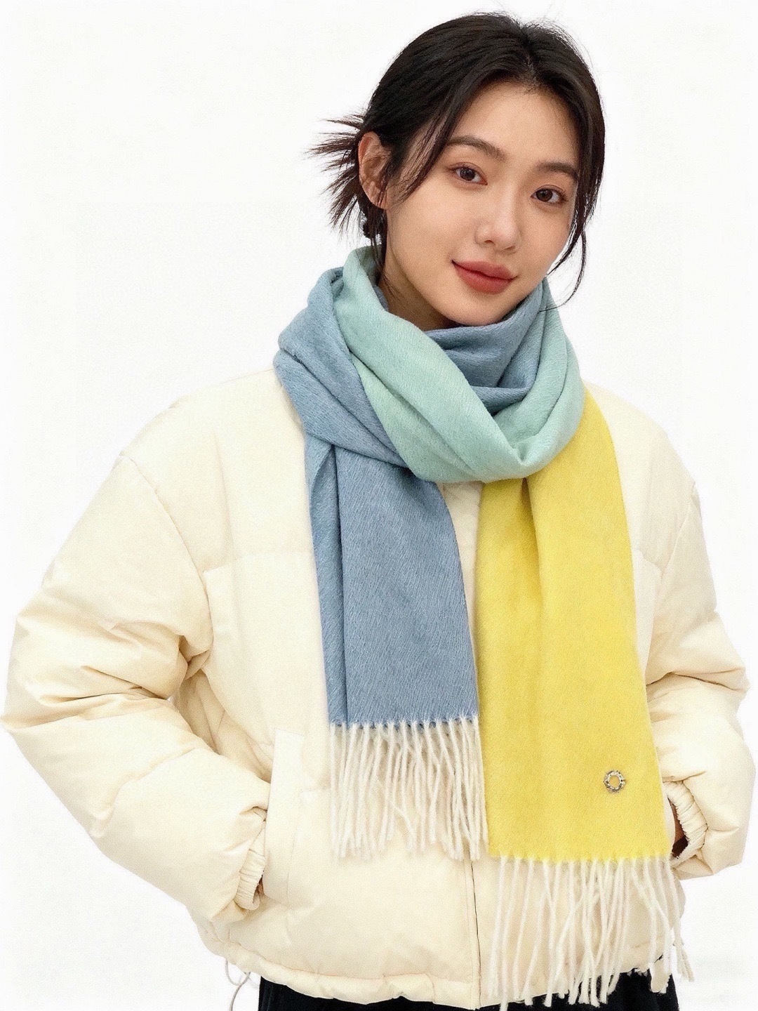 ✨✨太美了😍 【皮安娜】情侣款  美到要尖叫😱专柜最新款🎊英伦欧美范儿「多色渐变」又是一款即时尚又实用的大围巾&长巾，🎆