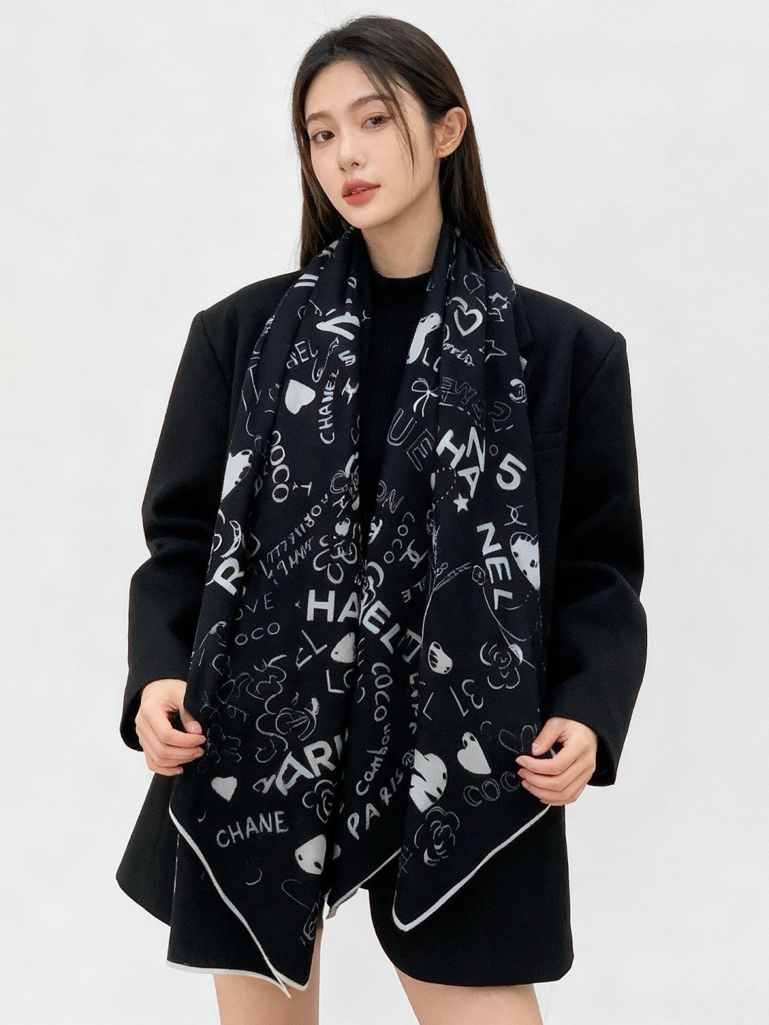 高级成衣系列～Chanel  【140双面同色丝绒披肩】 此系列谱写一曲自由轻灵的赞歌 本系列作品创新演绎品牌的风格符号
