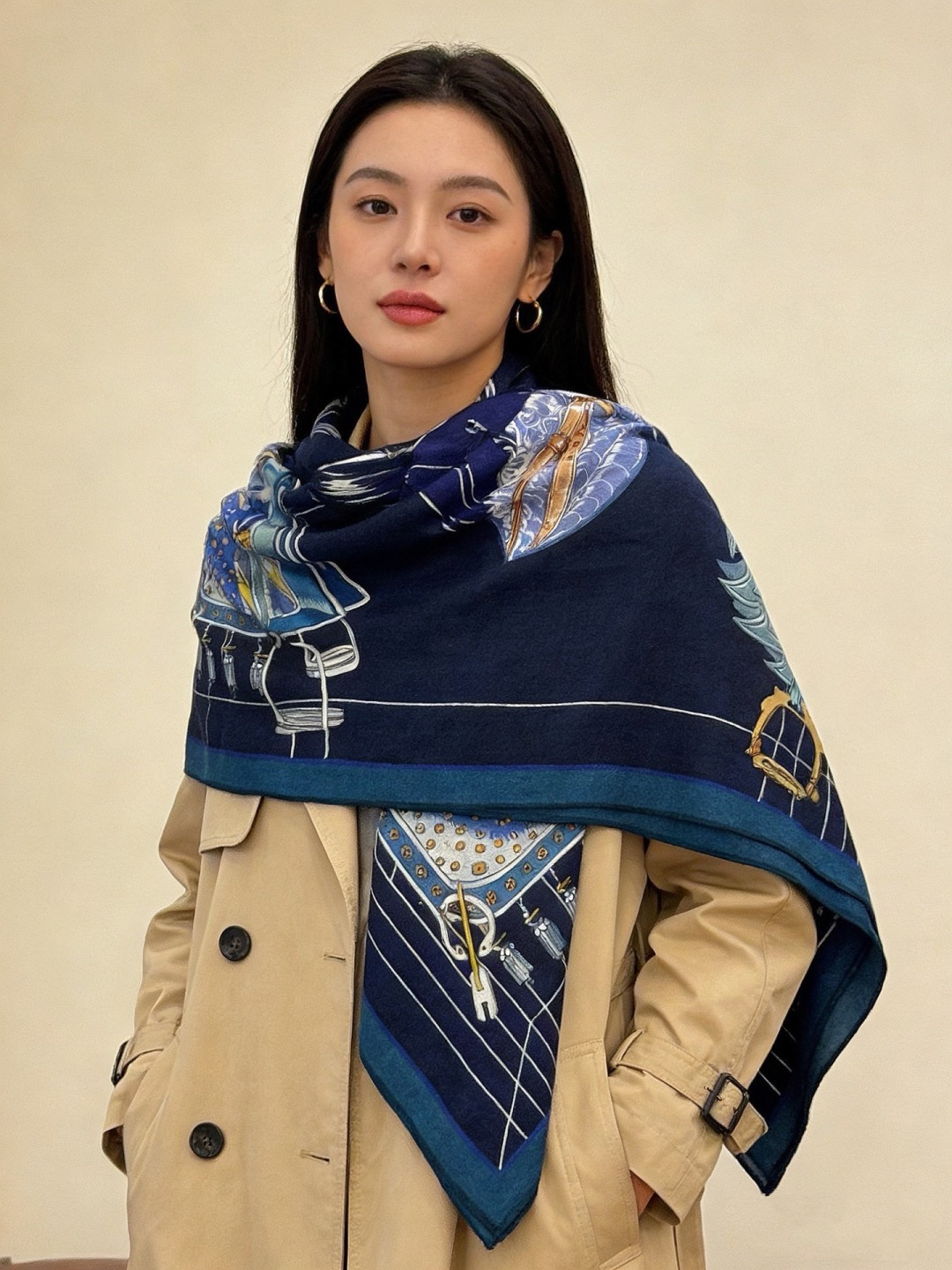 “鞍上世界”140丝绒方巾双面同色 手工卷边丝绒方巾（30%真丝70%羊绒） 这款披肩的经典单品展现强大而迷人的女性魅力