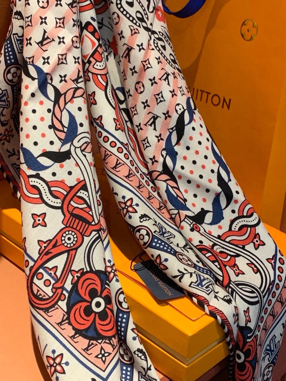 LV x TM 140披肩 【140顶级丝绒双面同色披肩】 本款L Multicolor披肩出自路易威登与知名日本艺术家