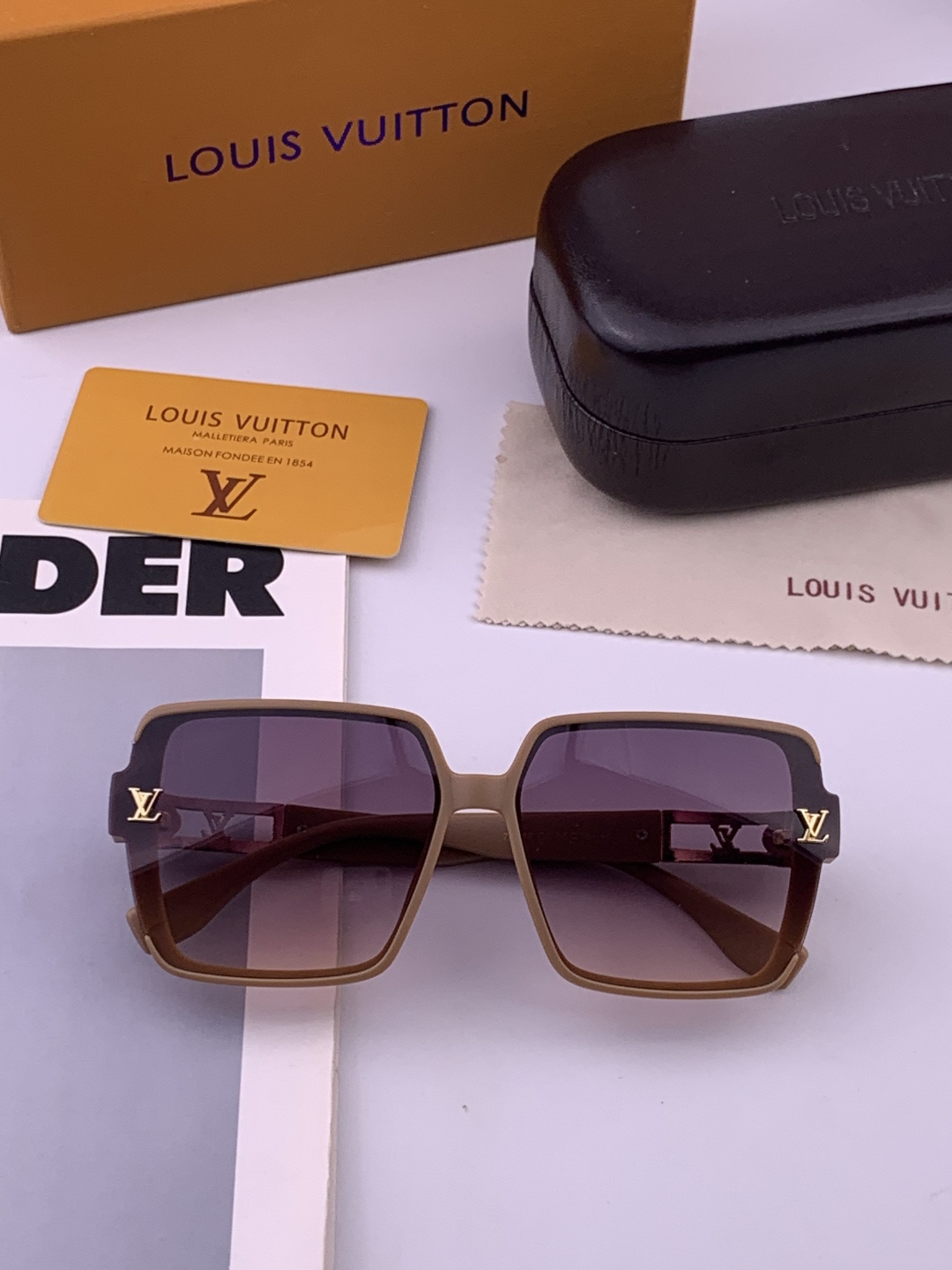 🔺LV🔻早春新款，众多明星同款[色]LV‼️‼️新款大框墨镜 ，🌈🌈宝丽来超清太阳镜🔝🔝型号：L67004