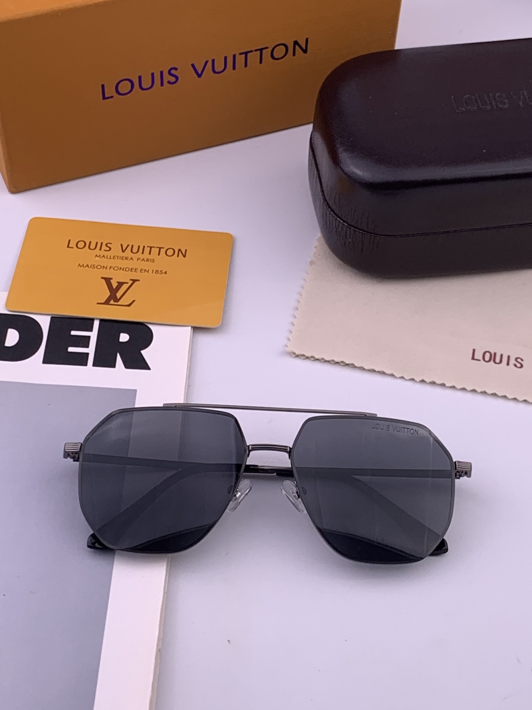 LV 男款炫彩飞行员偏光太阳镜 ❤️材质：高清尼龙加厚卡槽高清偏光镜片 🌹无边框镜架💕颜👍型号：L28902