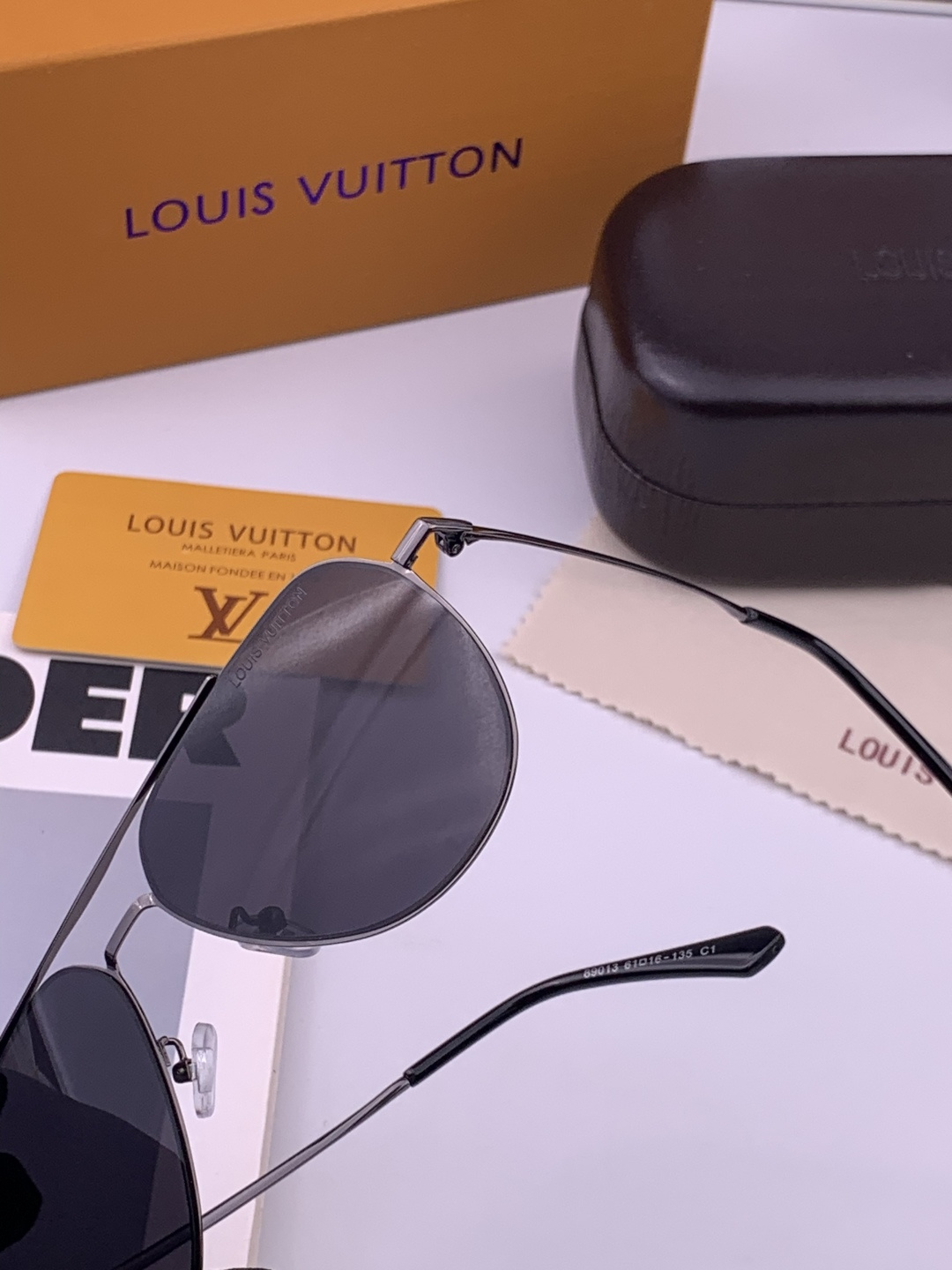 LV 男款炫彩飞行员偏光太阳镜 ❤️材质：高清尼龙加厚卡槽高清偏光镜片 🌹无边框镜架💕颜👍型号：L38901