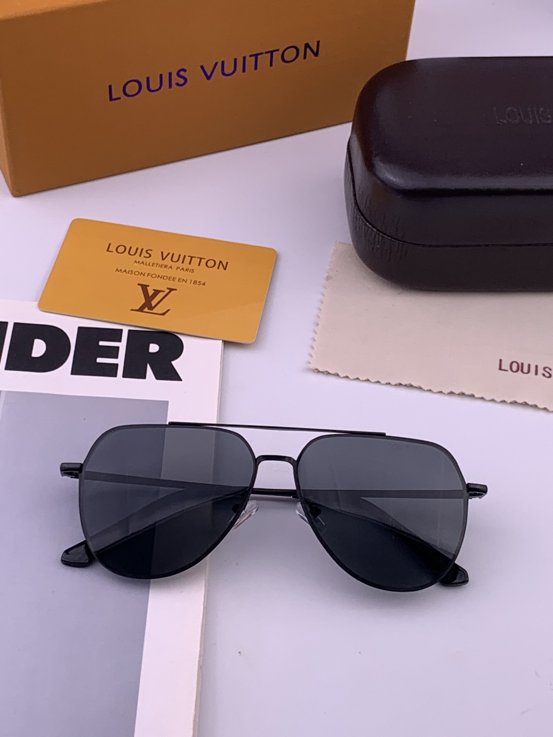 LV 男款炫彩飞行员偏光太阳镜 ❤️材质：高清尼龙加厚卡槽高清偏光镜片 🌹无边框镜架💕颜👍型号：L38901