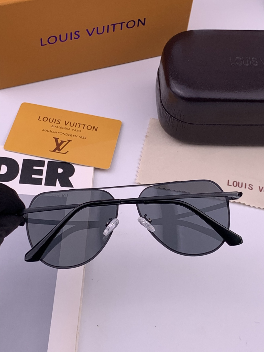 LV 男款炫彩飞行员偏光太阳镜 ❤️材质：高清尼龙加厚卡槽高清偏光镜片 🌹无边框镜架💕颜👍型号：L38901