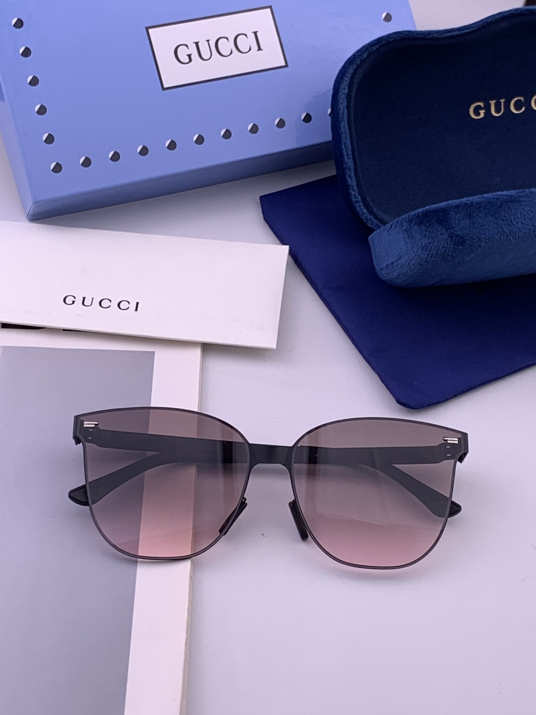 Gucci 春夏新款超轻无螺丝压不坏系列情侣款太阳镜高清尼龙镜片🦅完美品质，适合各种脸型，经典太阳镜亮相时装周.超酷拉风