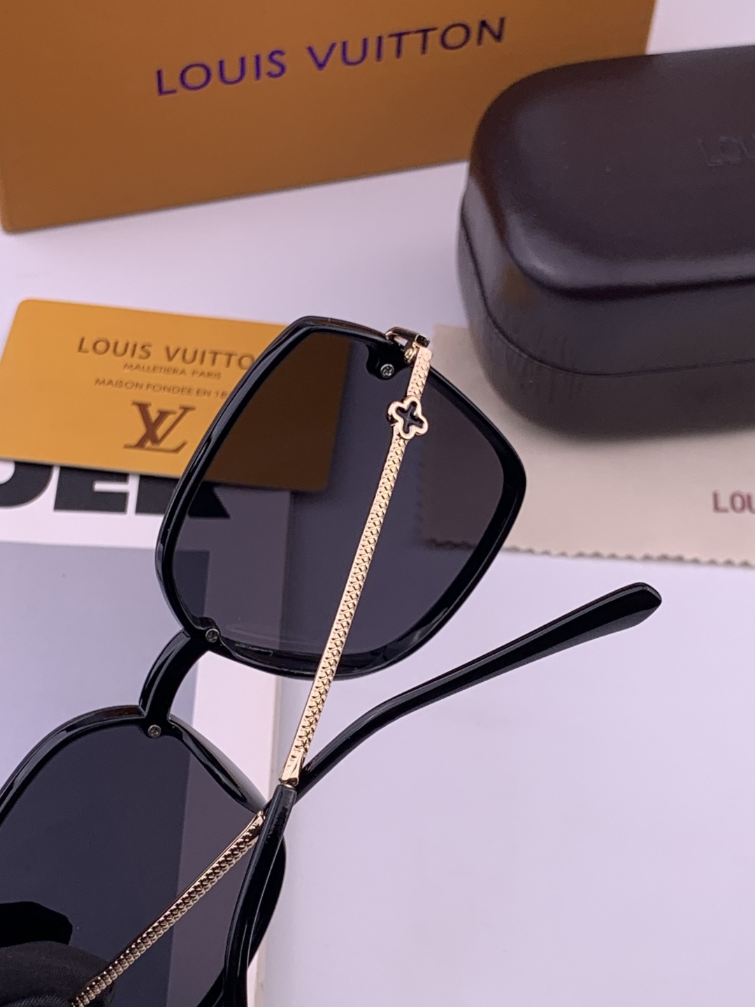 LV 太阳镜潮品官网模特同款 [玫瑰][玫瑰]四叶草🍀精致个性设计简约时尚 高品质值得拥有绝对潮爆整个夏季 新款L019