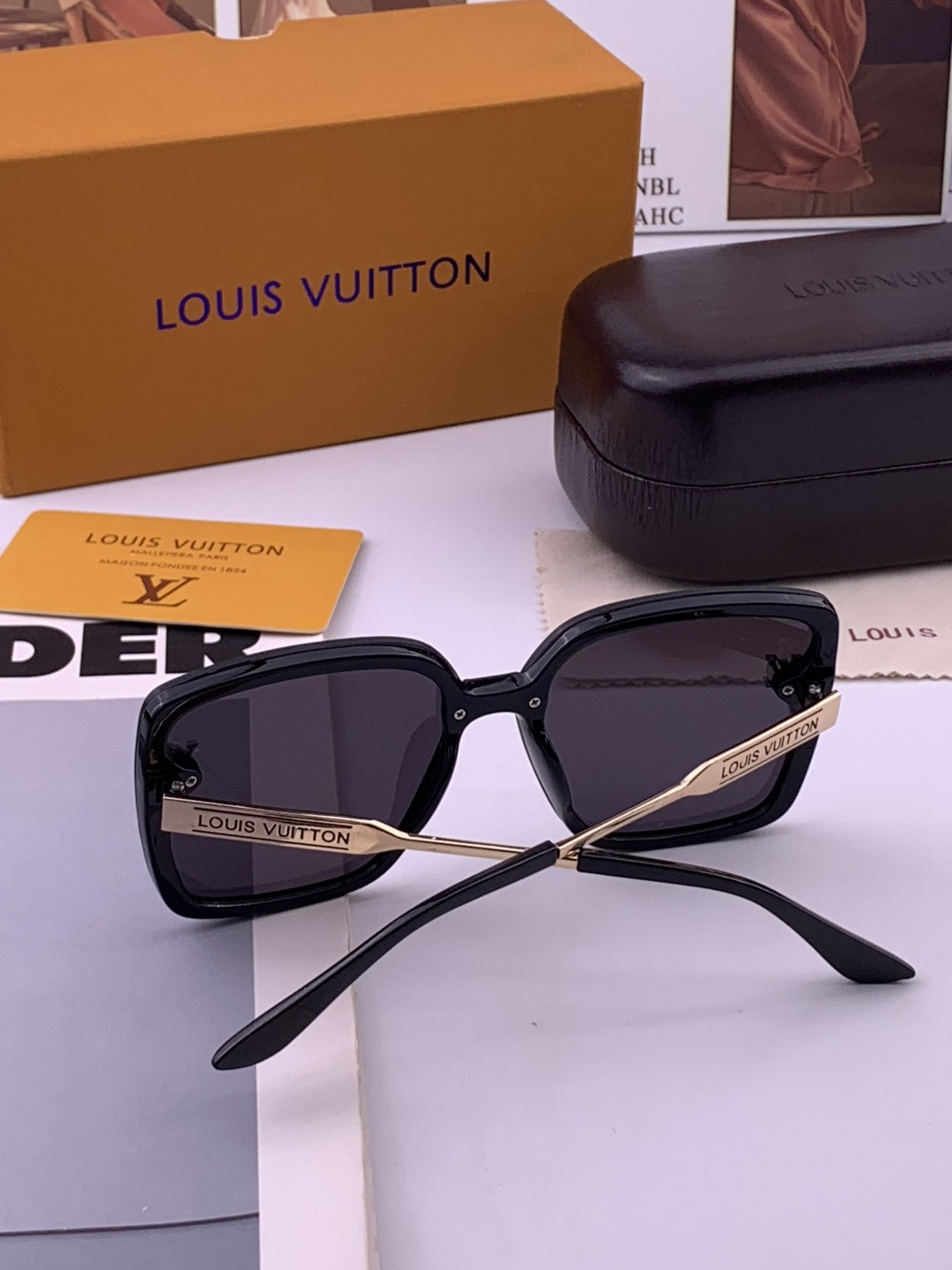 LV 开春新款  潮流爆款 时尚方框太阳镜 高品质 佩戴舒适 网红潮款墨镜 型号L0893