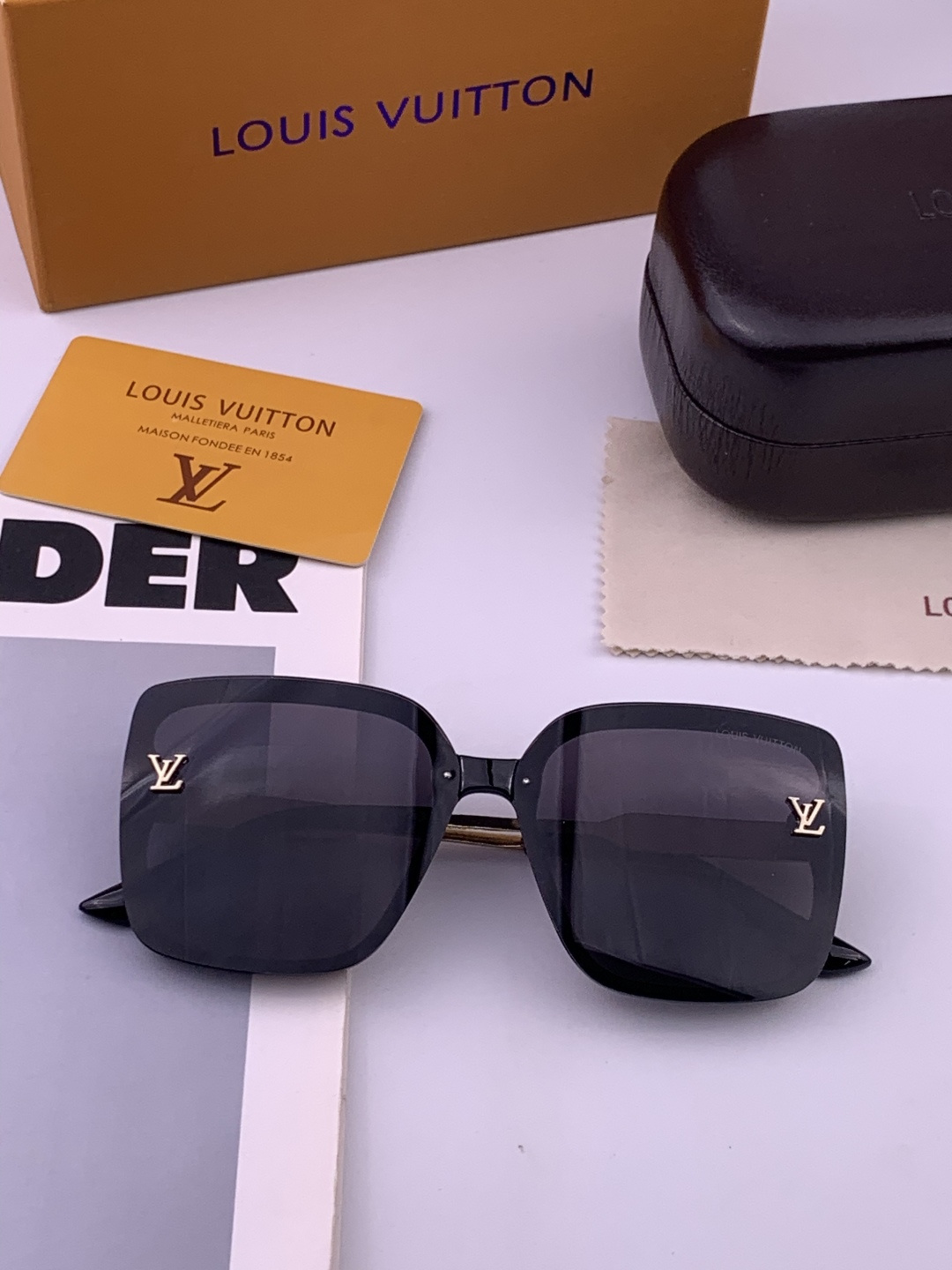 LV 开春新款  潮流爆款 时尚方框太阳镜 高品质 佩戴舒适 网红潮款墨镜 型号L0893