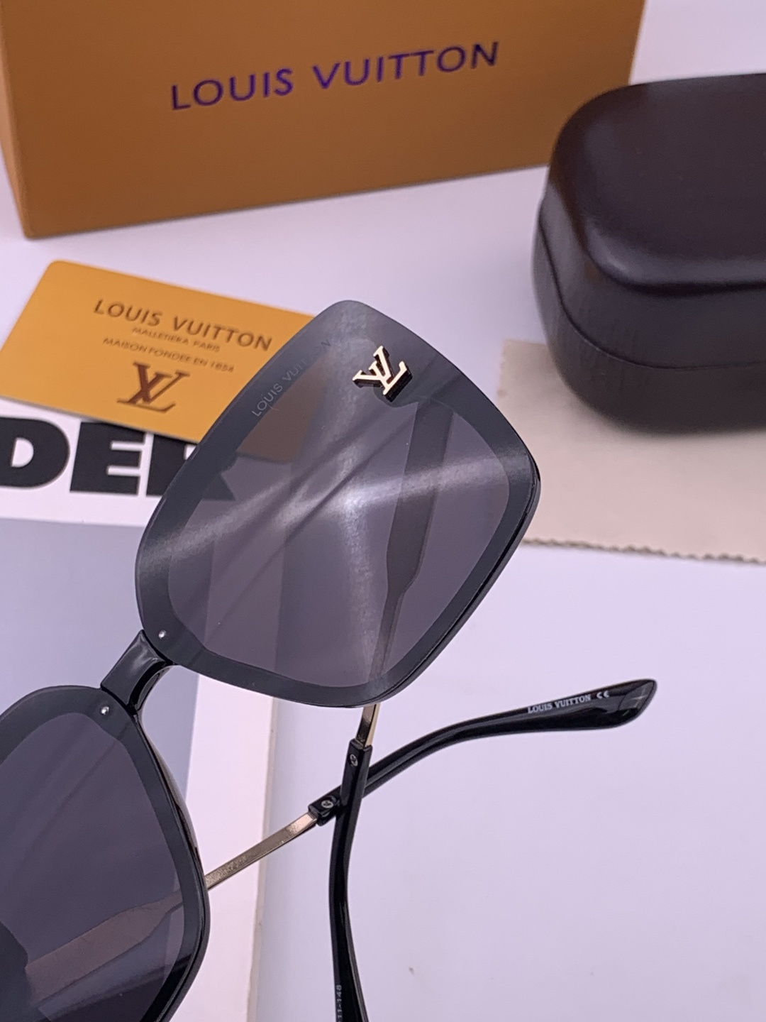 LV 开春新款  潮流爆款 时尚方框太阳镜 高品质 佩戴舒适 网红潮款墨镜 型号L0893