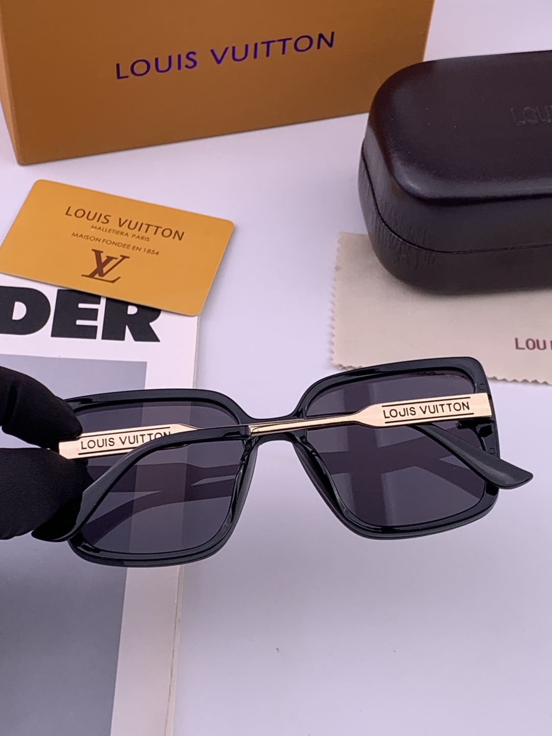 LV 开春新款  潮流爆款 时尚方框太阳镜 高品质 佩戴舒适 网红潮款墨镜 型号L0893
