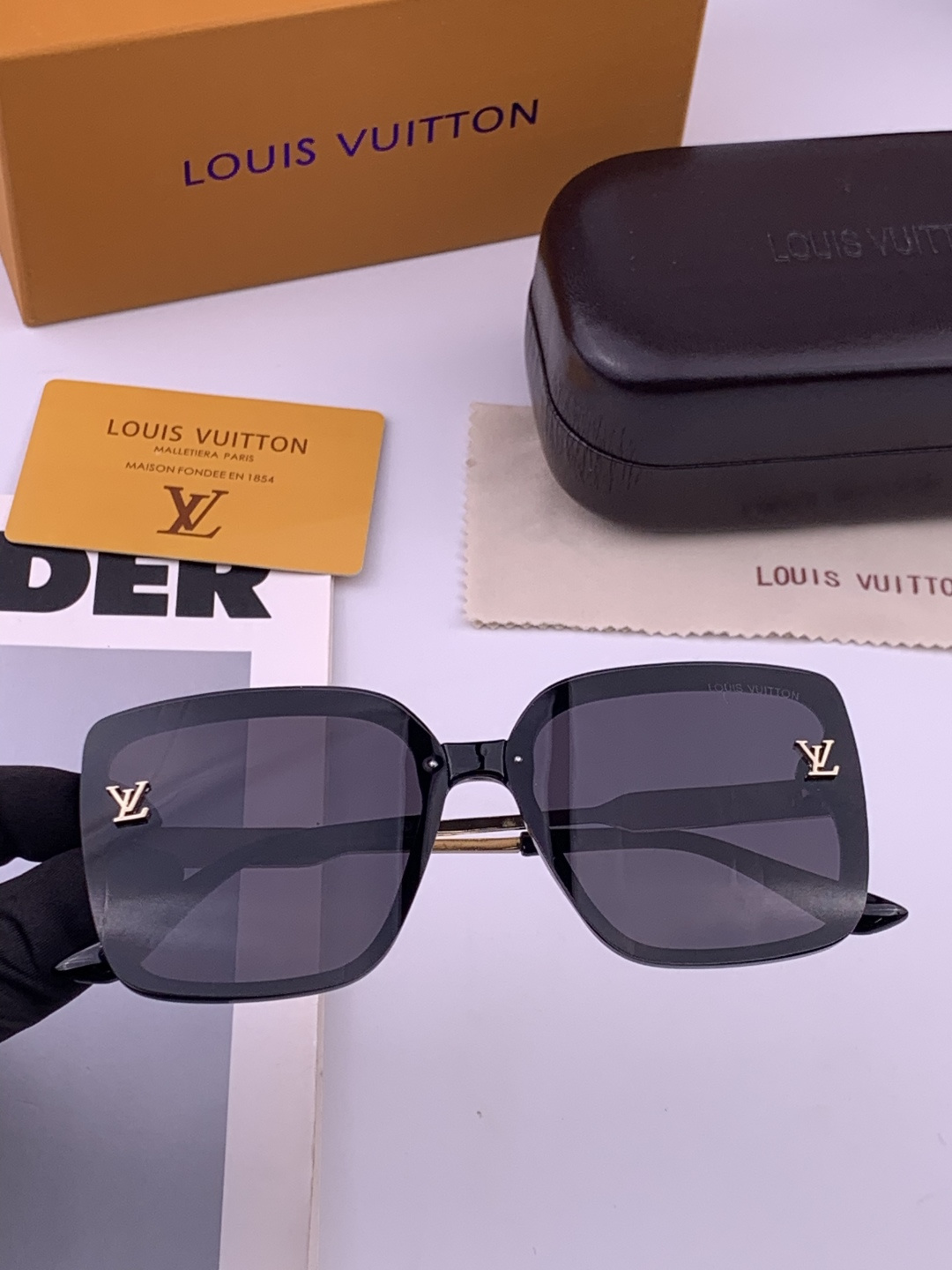 LV 开春新款  潮流爆款 时尚方框太阳镜 高品质 佩戴舒适 网红潮款墨镜 型号L0893