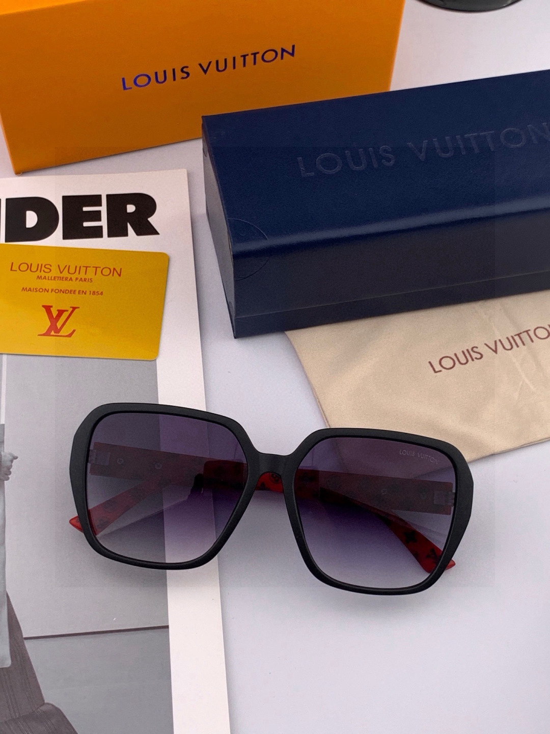 LV 开春新款  潮流爆款 时尚方框太阳镜 高品质 佩戴舒适 网红潮款墨镜 型号L3305