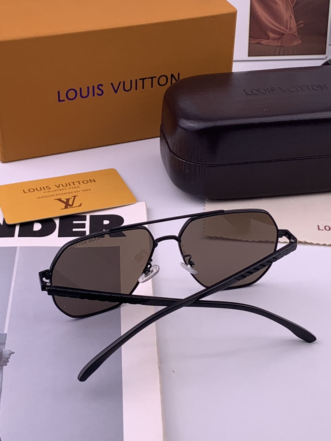 LV 男款炫彩飞行员偏光太阳镜 ❤️材质：高清尼龙加厚卡槽高清偏光镜片 🌹无边框镜架💕颜👍型号：L08903