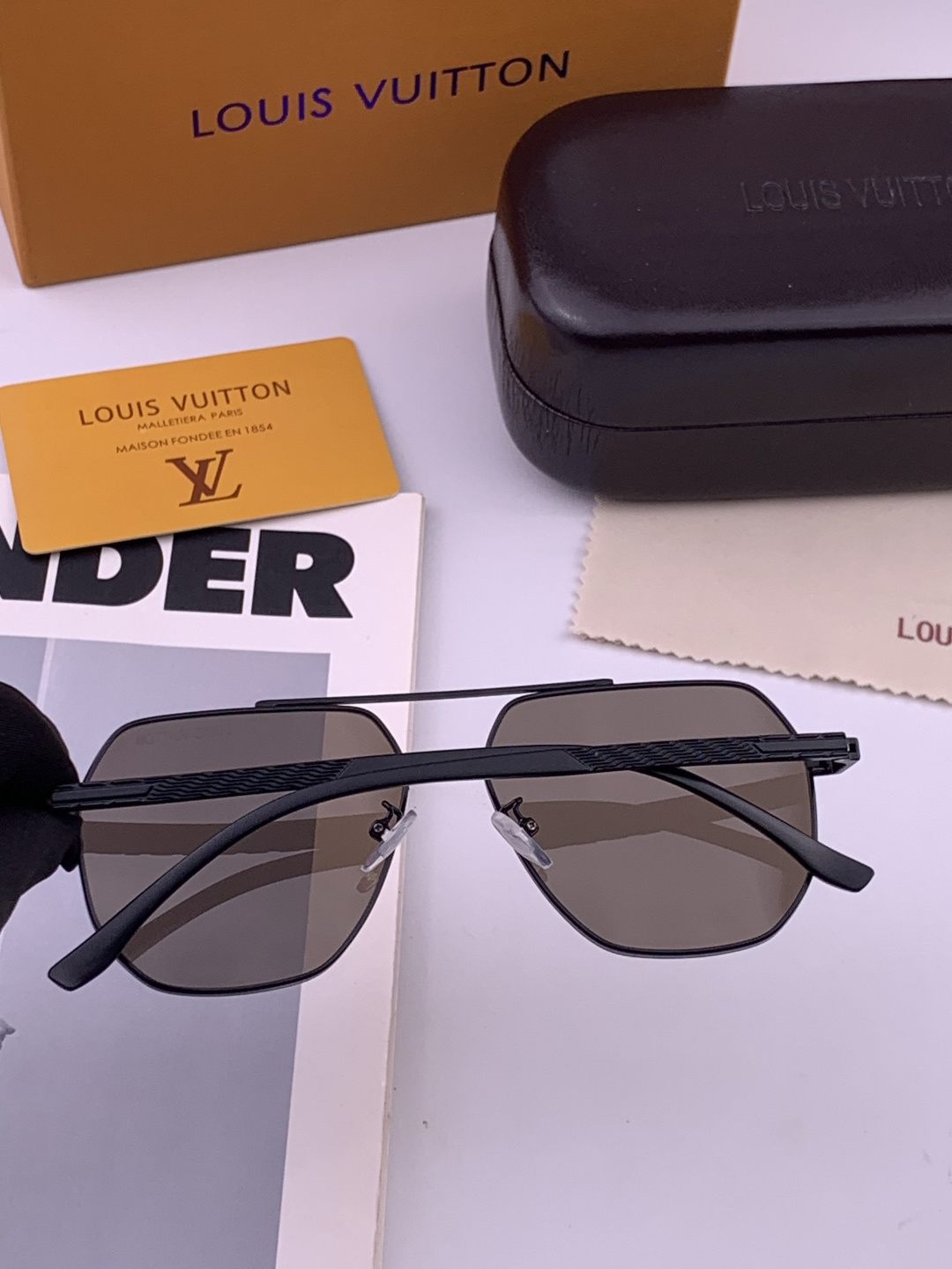 LV 男款炫彩飞行员偏光太阳镜 ❤️材质：高清尼龙加厚卡槽高清偏光镜片 🌹无边框镜架💕颜👍型号：L08903
