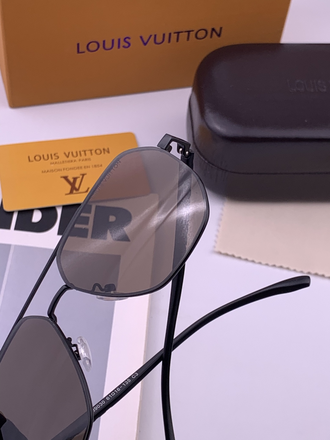 LV 男款炫彩飞行员偏光太阳镜 ❤️材质：高清尼龙加厚卡槽高清偏光镜片 🌹无边框镜架💕颜👍型号：L08903