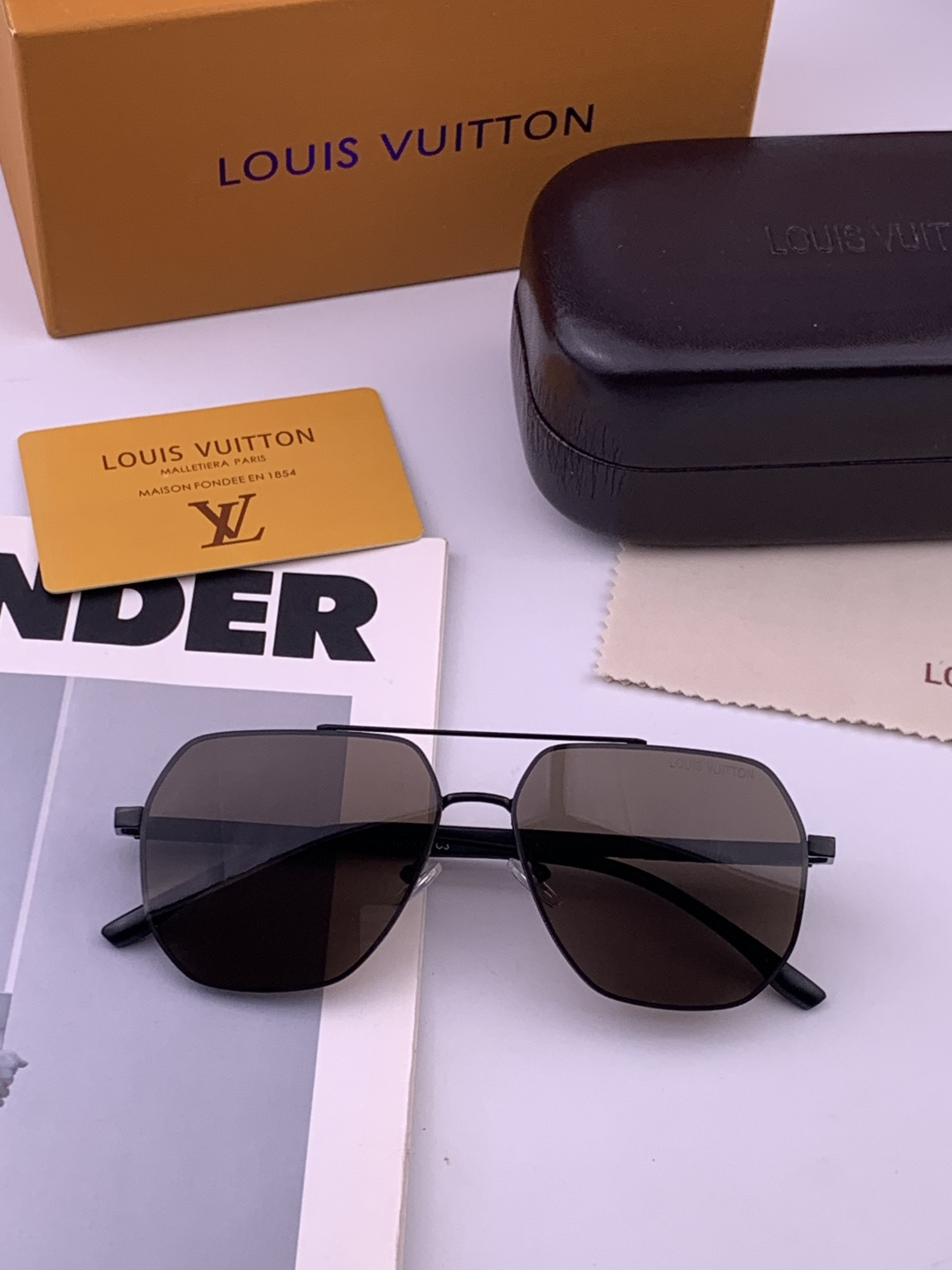 LV 男款炫彩飞行员偏光太阳镜 ❤️材质：高清尼龙加厚卡槽高清偏光镜片 🌹无边框镜架💕颜👍型号：L08903