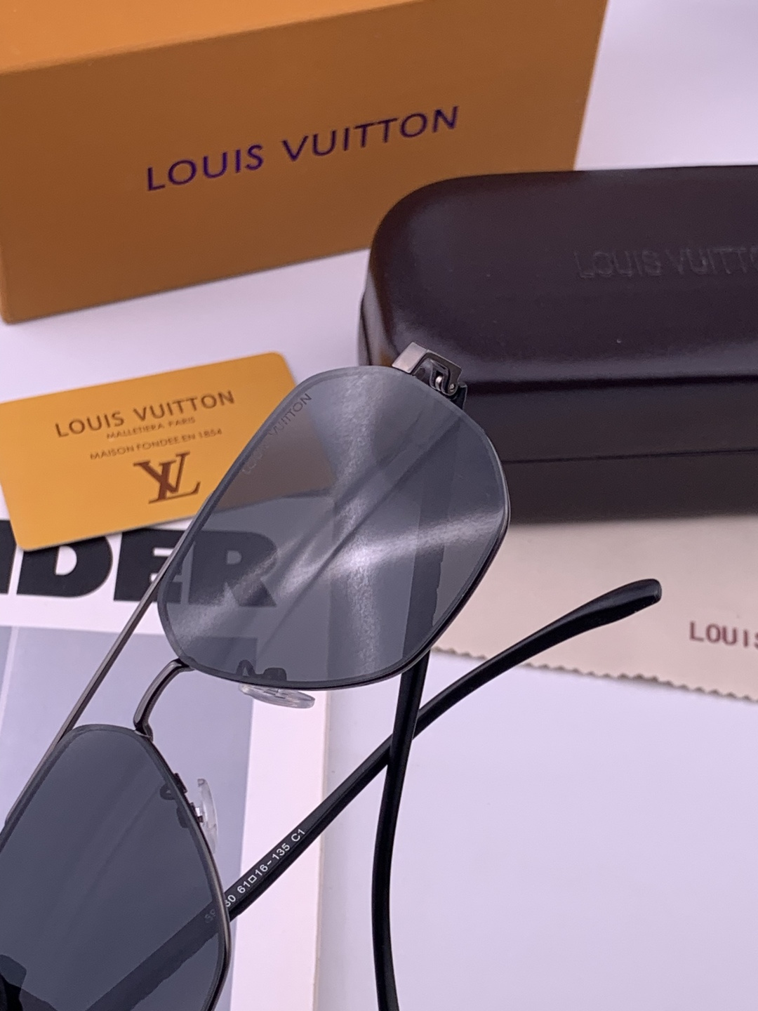 LV 男款炫彩飞行员偏光太阳镜 ❤️材质：高清尼龙加厚卡槽高清偏光镜片 🌹无边框镜架💕颜👍型号：L08903