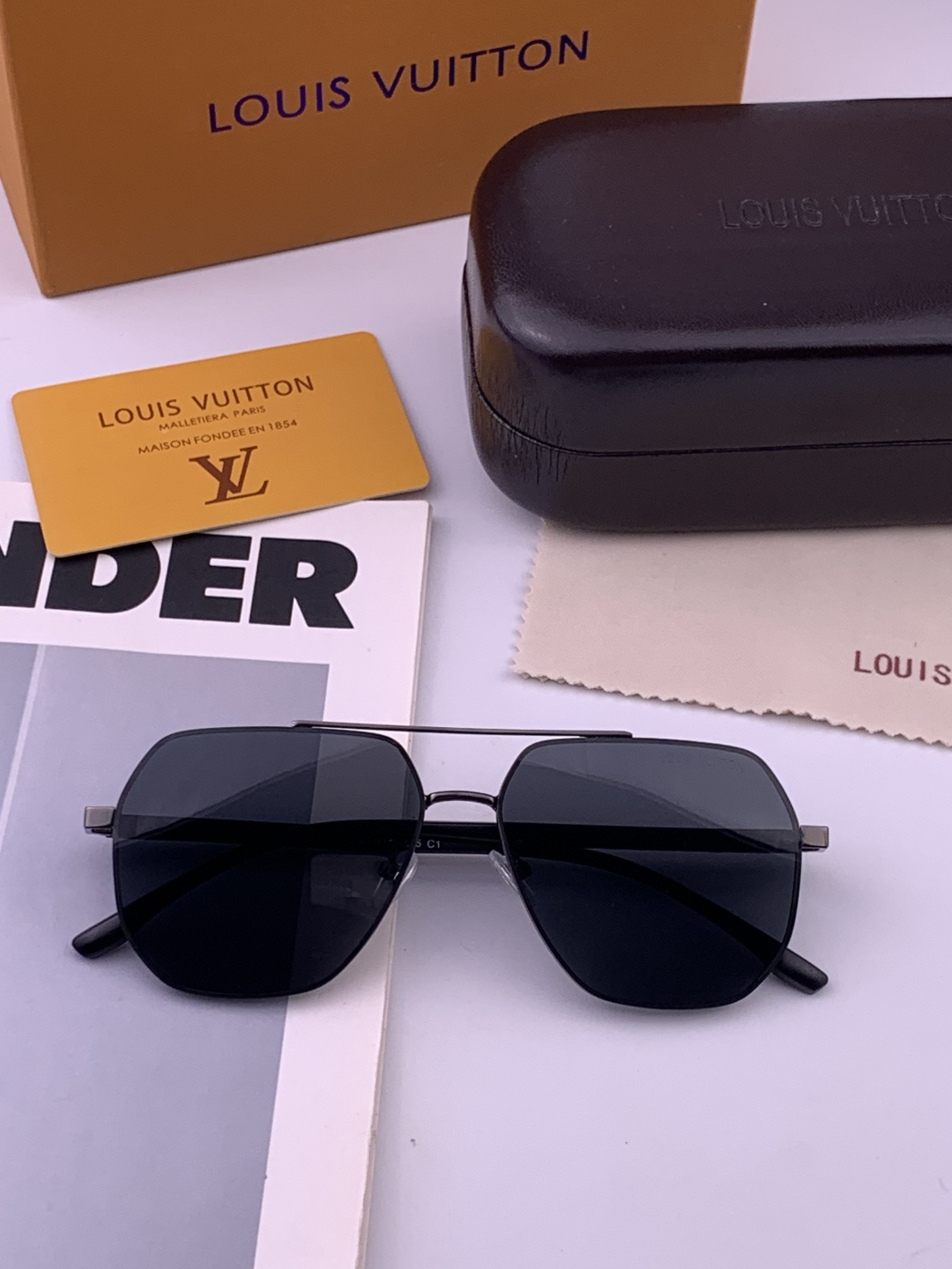 LV 男款炫彩飞行员偏光太阳镜 ❤️材质：高清尼龙加厚卡槽高清偏光镜片 🌹无边框镜架💕颜👍型号：L08903