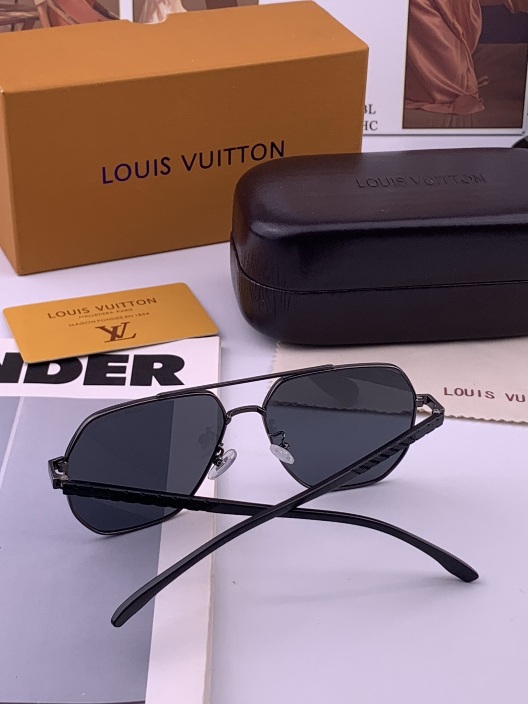LV 男款炫彩飞行员偏光太阳镜 ❤️材质：高清尼龙加厚卡槽高清偏光镜片 🌹无边框镜架💕颜👍型号：L08903