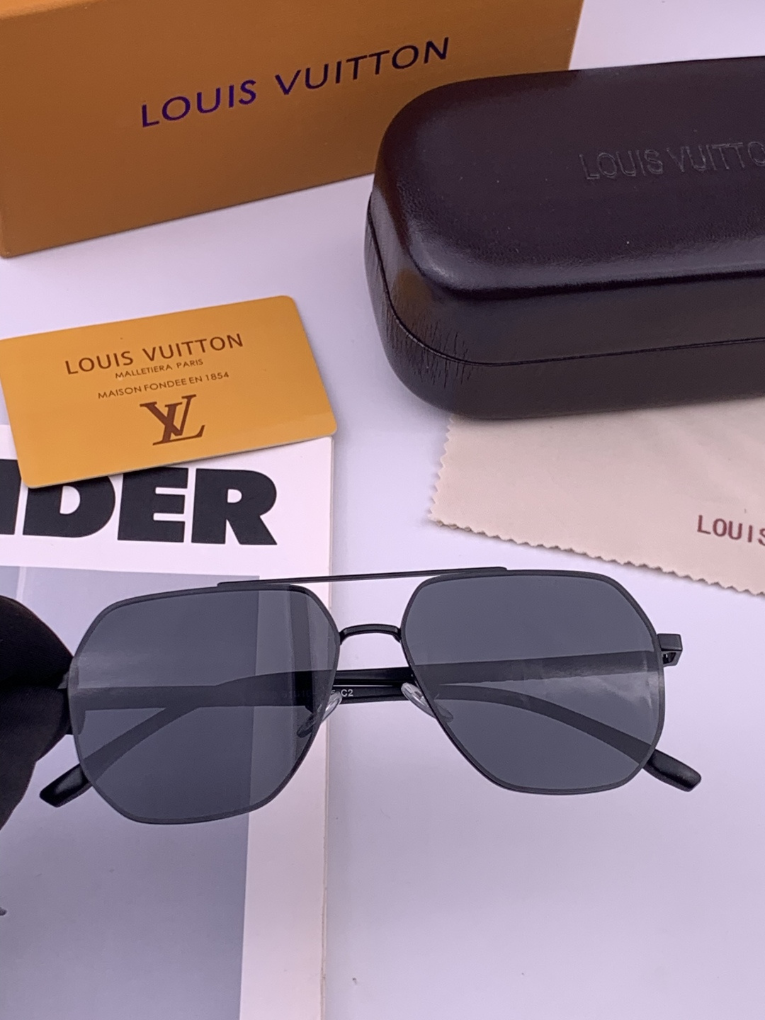 LV 男款炫彩飞行员偏光太阳镜 ❤️材质：高清尼龙加厚卡槽高清偏光镜片 🌹无边框镜架💕颜👍型号：L08903