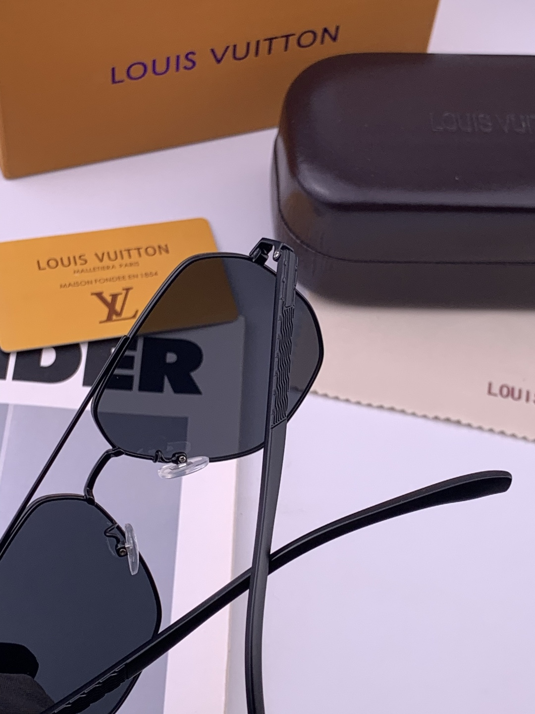 LV 男款炫彩飞行员偏光太阳镜 ❤️材质：高清尼龙加厚卡槽高清偏光镜片 🌹无边框镜架💕颜👍型号：L08903