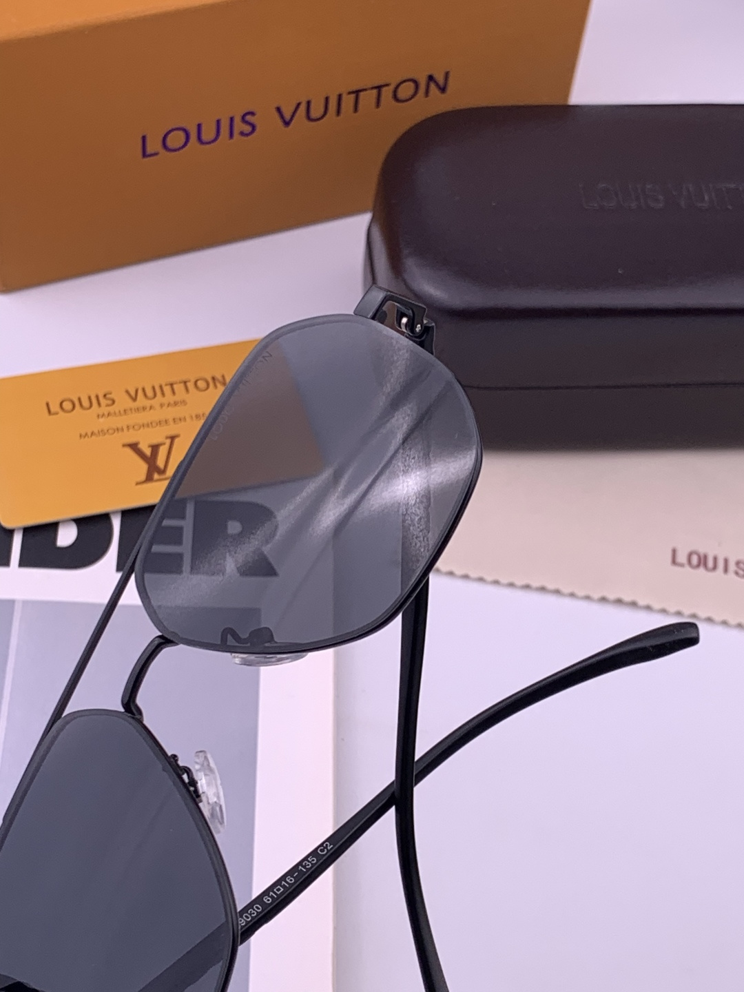 LV 男款炫彩飞行员偏光太阳镜 ❤️材质：高清尼龙加厚卡槽高清偏光镜片 🌹无边框镜架💕颜👍型号：L08903