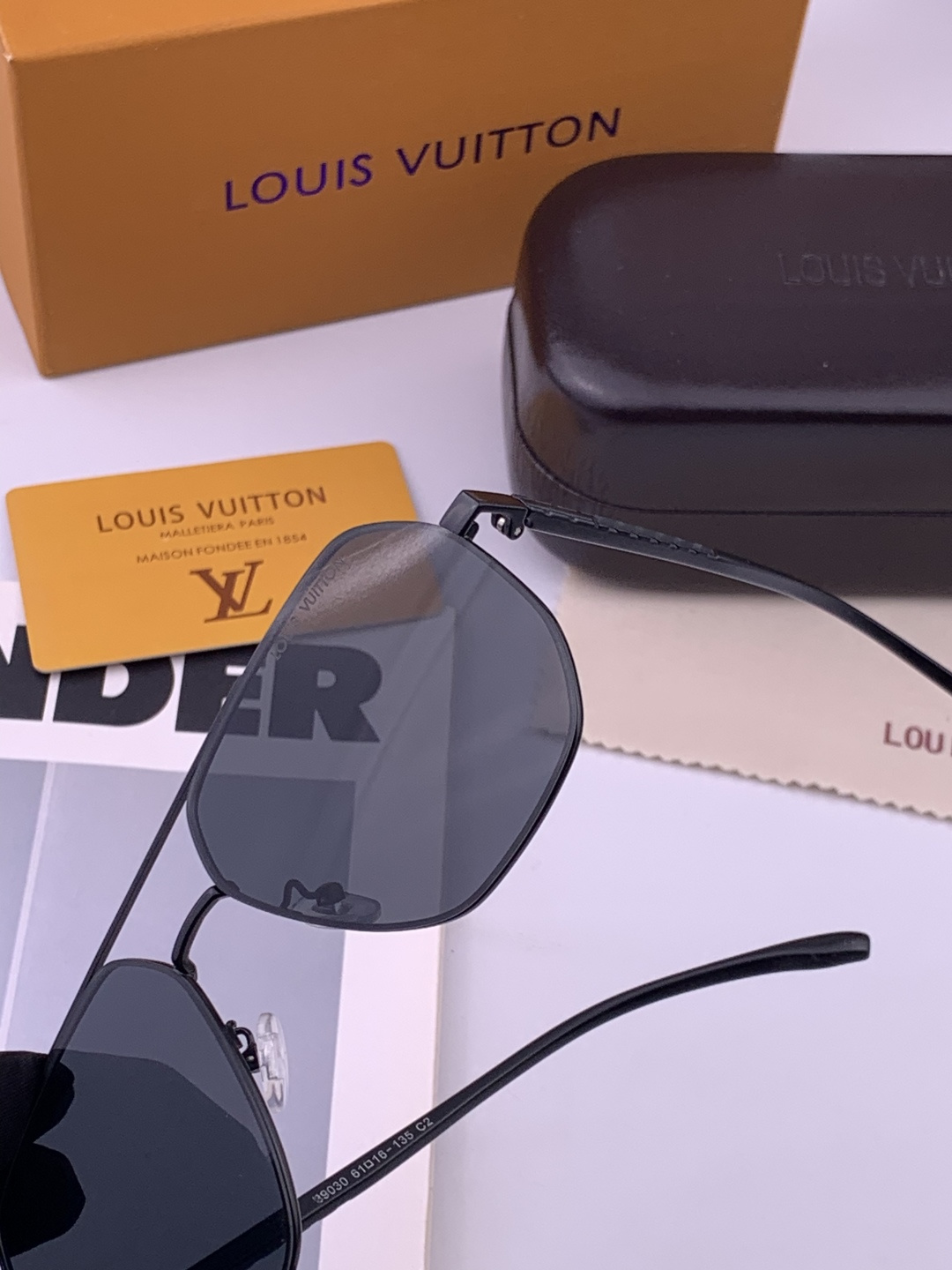 LV 男款炫彩飞行员偏光太阳镜 ❤️材质：高清尼龙加厚卡槽高清偏光镜片 🌹无边框镜架💕颜👍型号：L08903