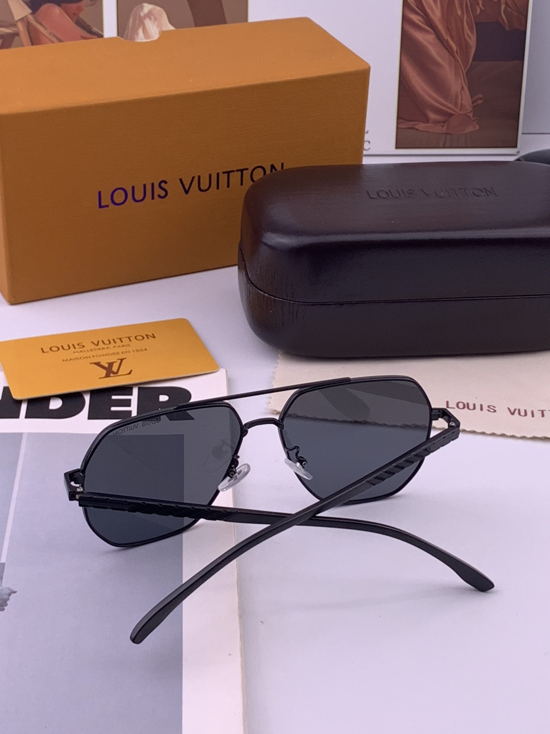 LV 男款炫彩飞行员偏光太阳镜 ❤️材质：高清尼龙加厚卡槽高清偏光镜片 🌹无边框镜架💕颜👍型号：L08903