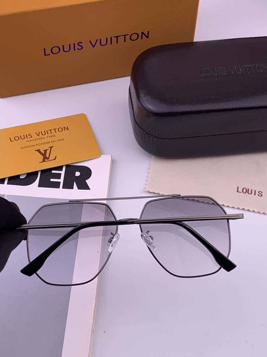 LV 男款炫彩飞行员偏光太阳镜 ❤️材质：高清尼龙加厚卡槽高清偏光镜片 🌹无边框镜架💕颜👍型号：L38903